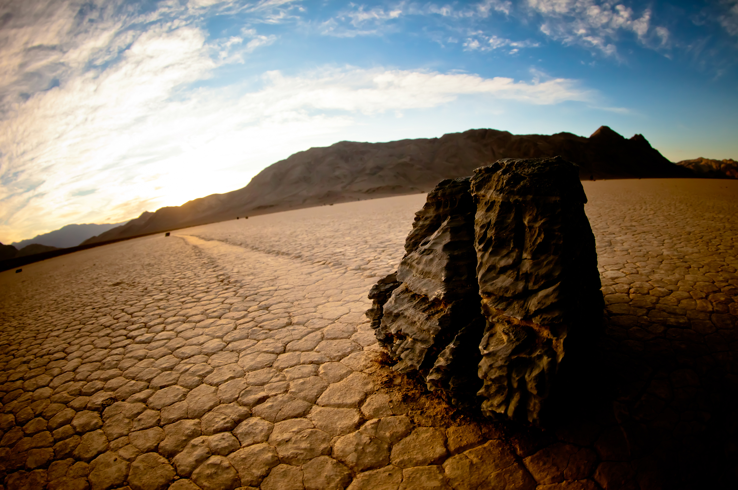 Камень из бегущей воды. Долина смерти Калифорния. Долина движущихся камней (Калифорния). Долина смерти США. Рейстрек-Плайя, США.