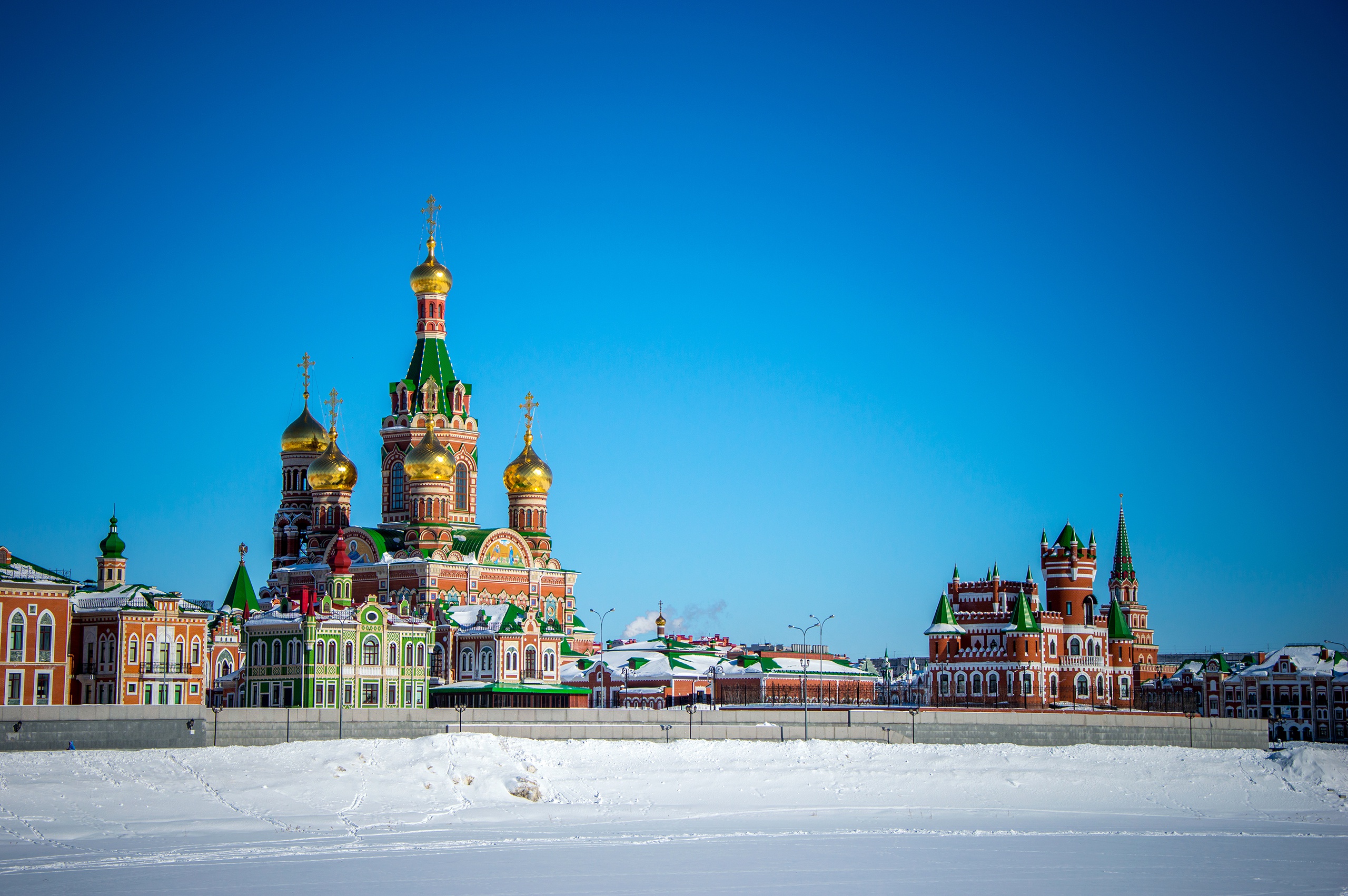 Скачать обои зима, небо, солнце, снег, дома, церковь, храм, Россия, раздел  город в разрешении 2560x1702