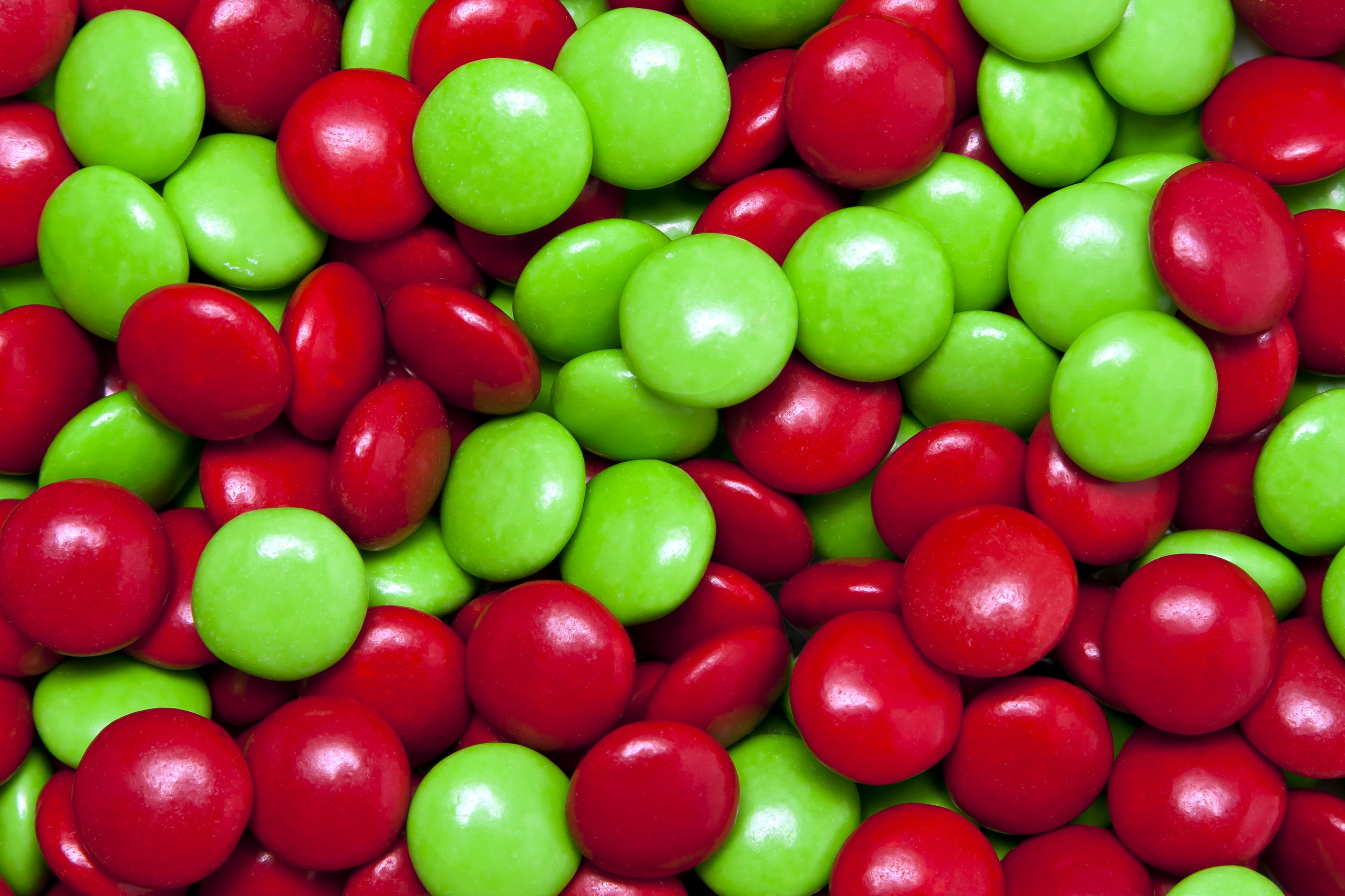 Красные и зеленые посмотрите. Красный и зеленый. Драже. Драже конфеты. Сладости красный зеленый.