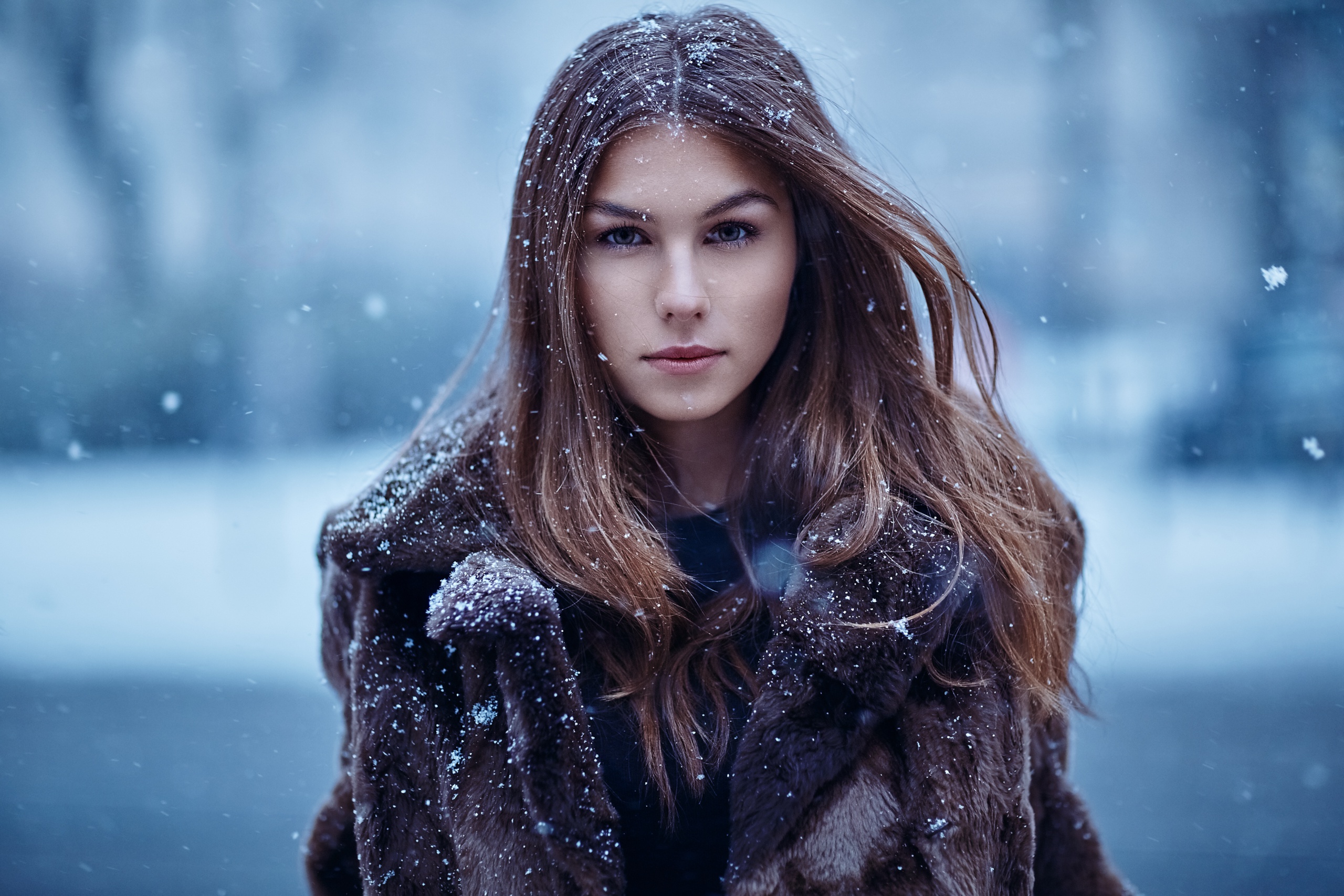 Девушка под снегом. Девушка зима. Зимний портрет. Девушка зимой.