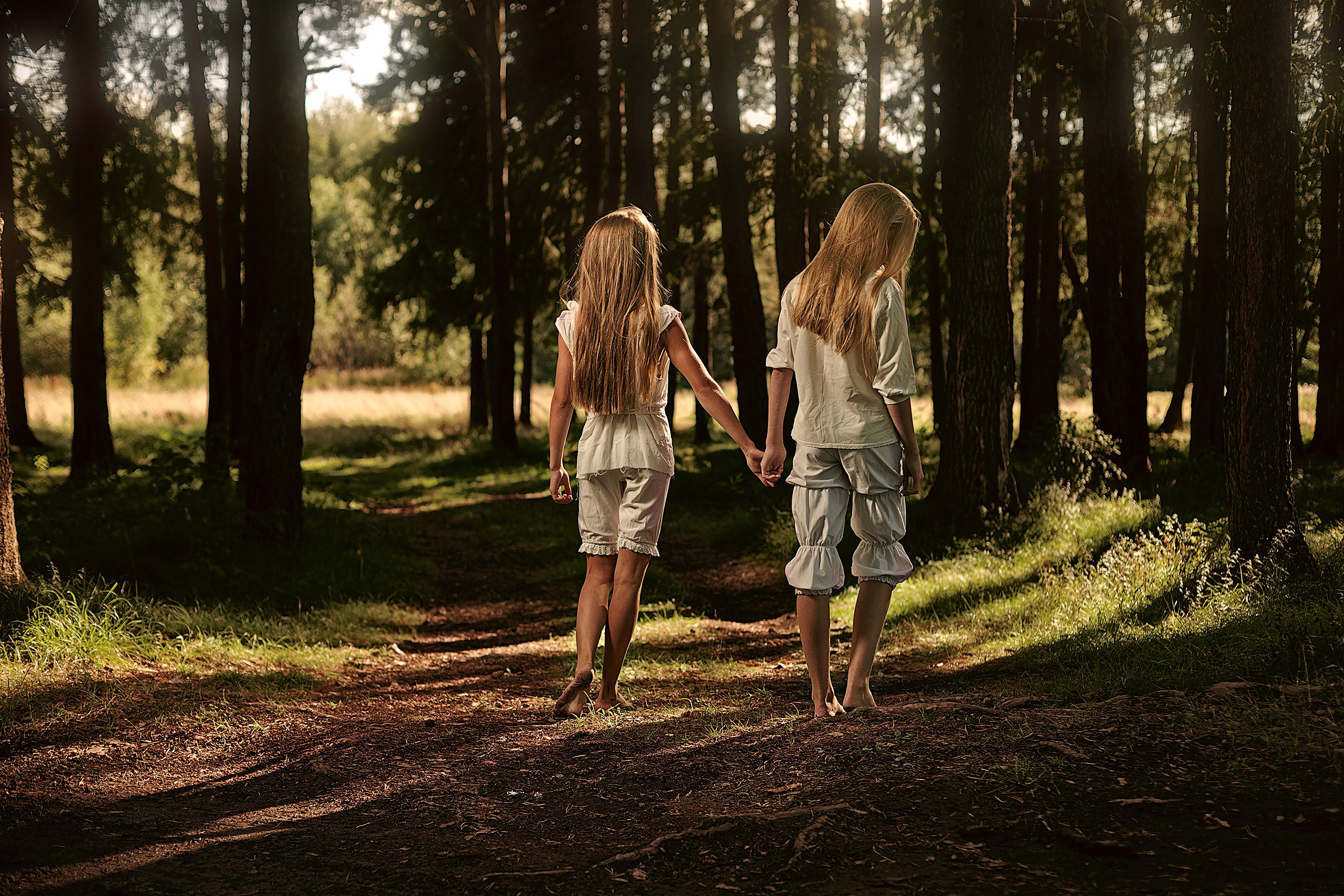 Пошли подруга. Девочка в лесу. Две девочки гуляют. Босиком в лесу. Две девочки в парке.