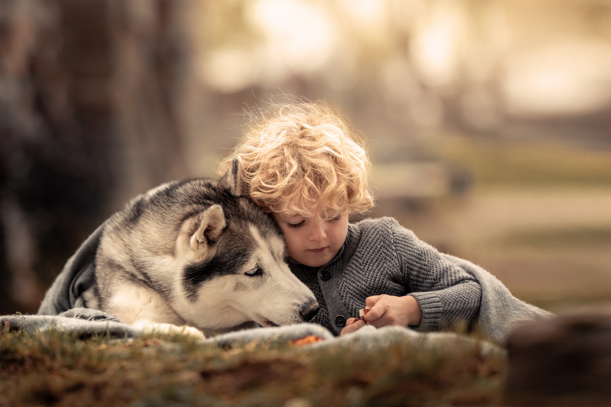 Трогательные малыши. Мальчик с собакой. Дети с животными. Собака для детей. Мальчик обнимает собаку.