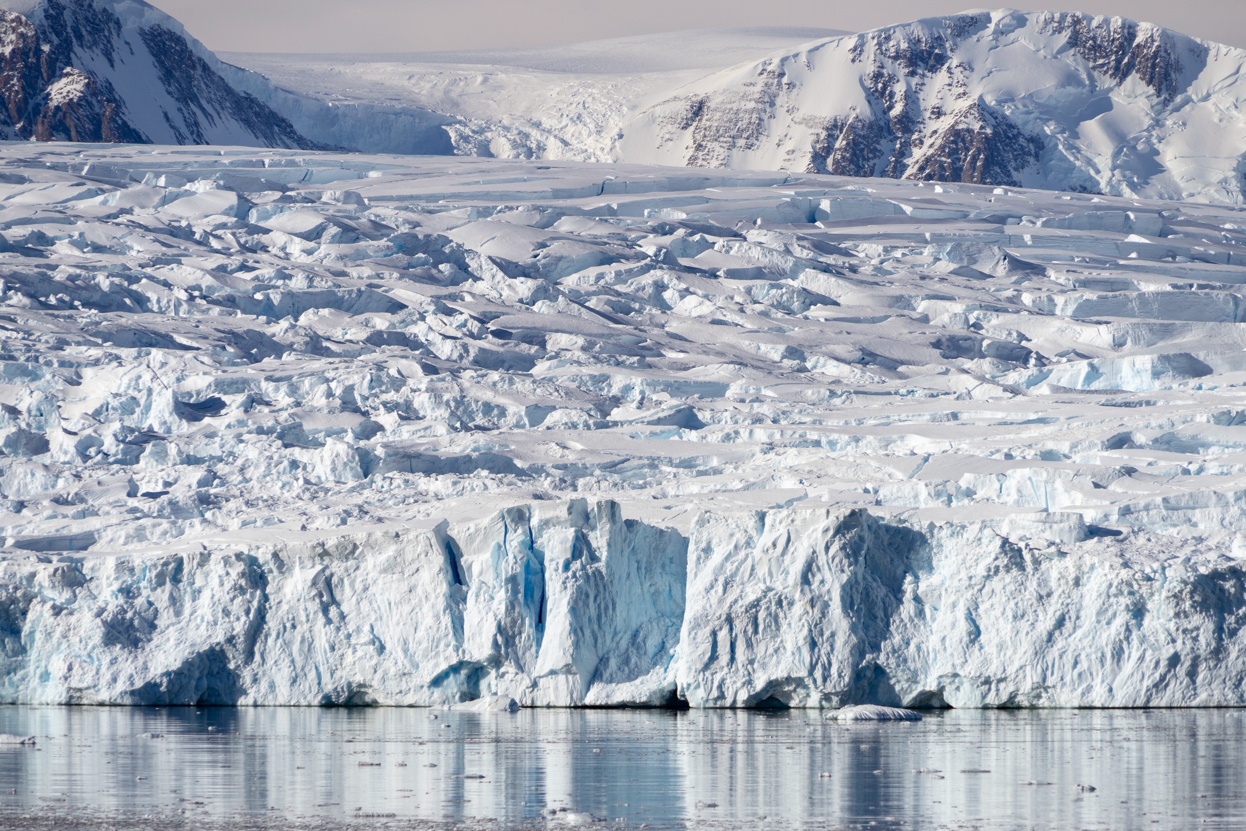 Антарктический ледниковый щит. Ледяной Покров Антарктиды. Антарктида ледяной материк. Ледовый Покров Антарктиды. Ледники Антарктиды.