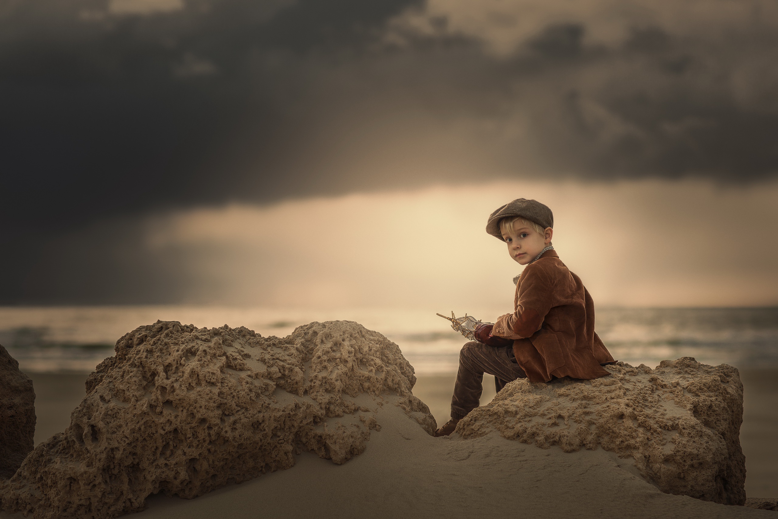 Песни жил мальчишка. Мальчик сидит на берегу. Мальчик на море. Мальчик сидит на Камне. Мальчишки на берегу моря.