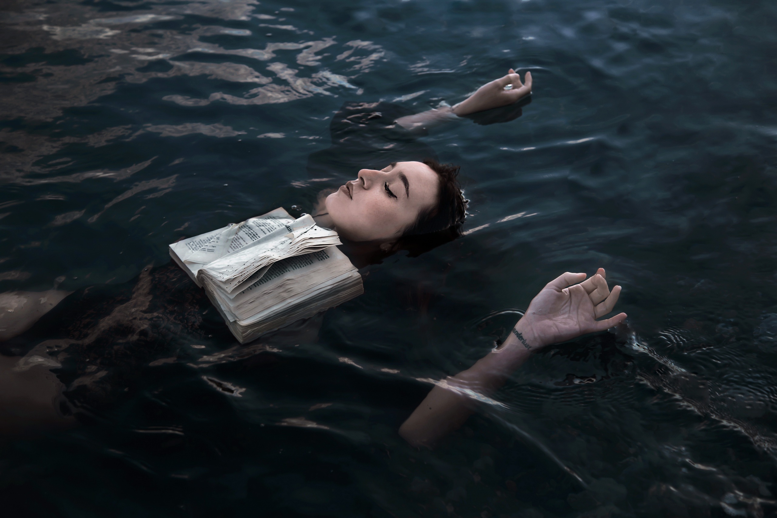 Темная вода читать. Девушка в водеээстетика. Девушка в воде Эстетика. Тонущий человек Эстетика. Девушка тонет в море.