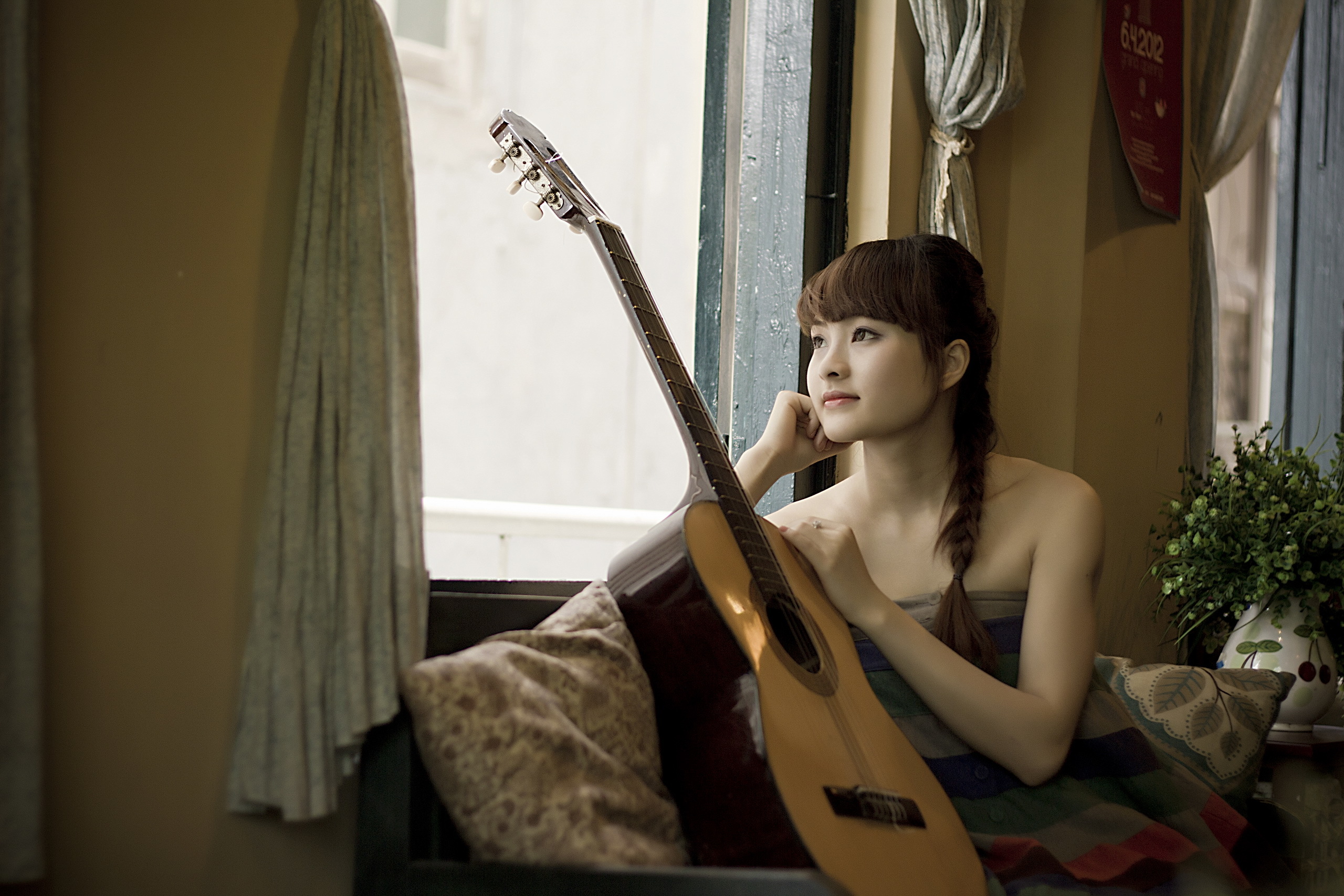 Молодая девушка музыка. Девушка с гитарой у окна. Красивая девушка с гитарой. Азиат с гитарой. Девушка с музыкальным инструментом у окна.