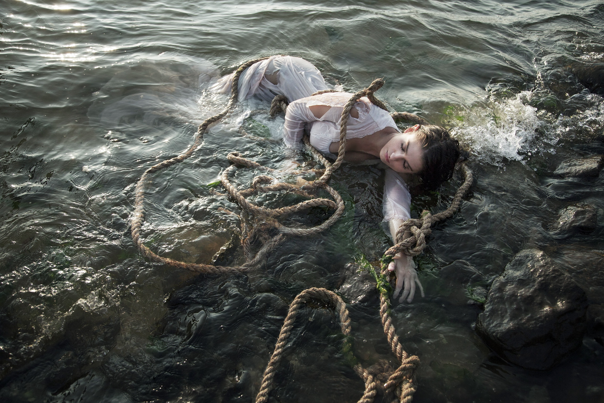 Утонувшая в звездах. Девушка Русалка. Русалка в воде. Фотосессия в воде.