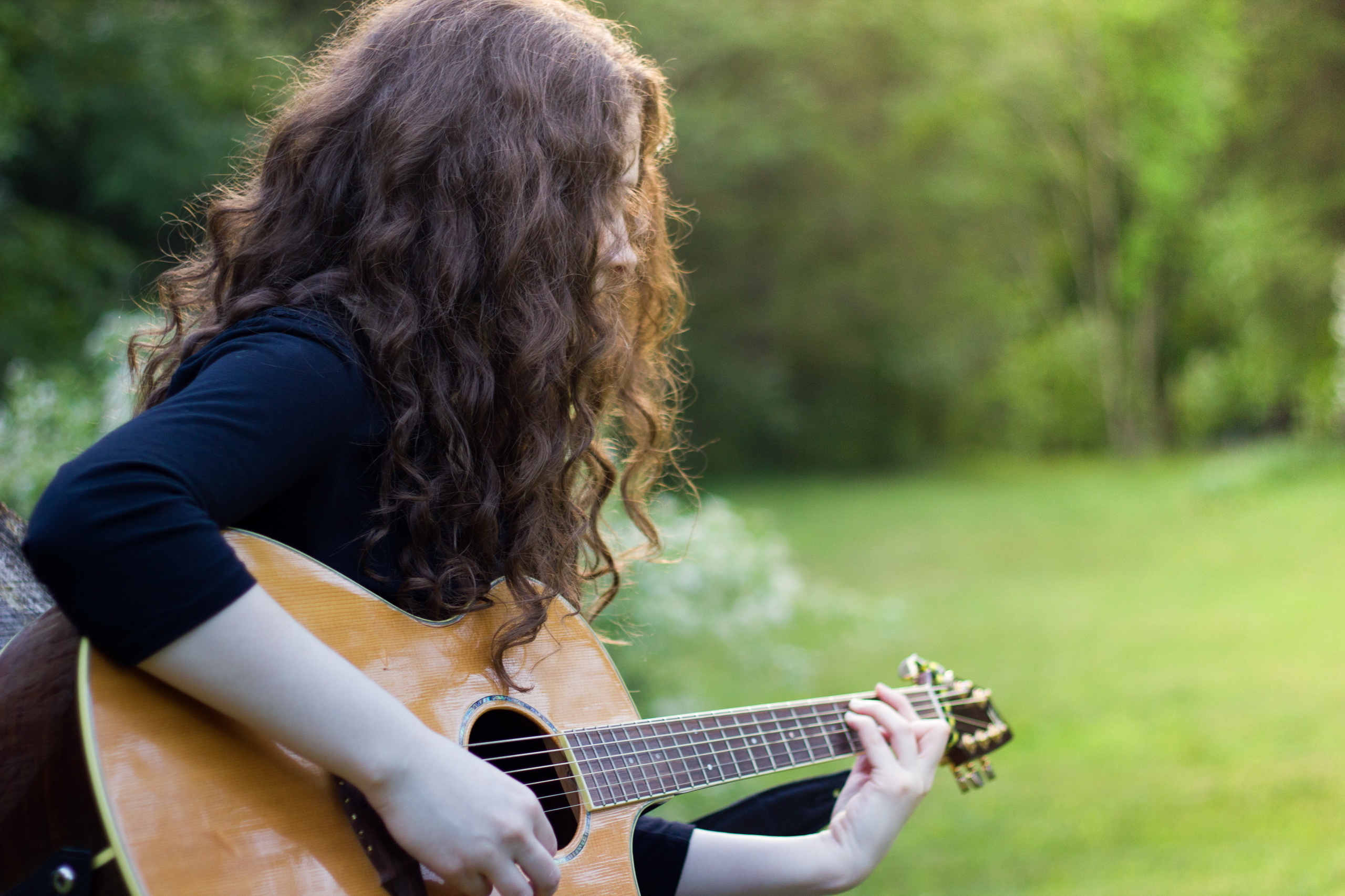 Музыка гитару mp3. Девушка с гитарой. Фотосессия с гитарой девушка. Фотосессия с гитарой на природе.