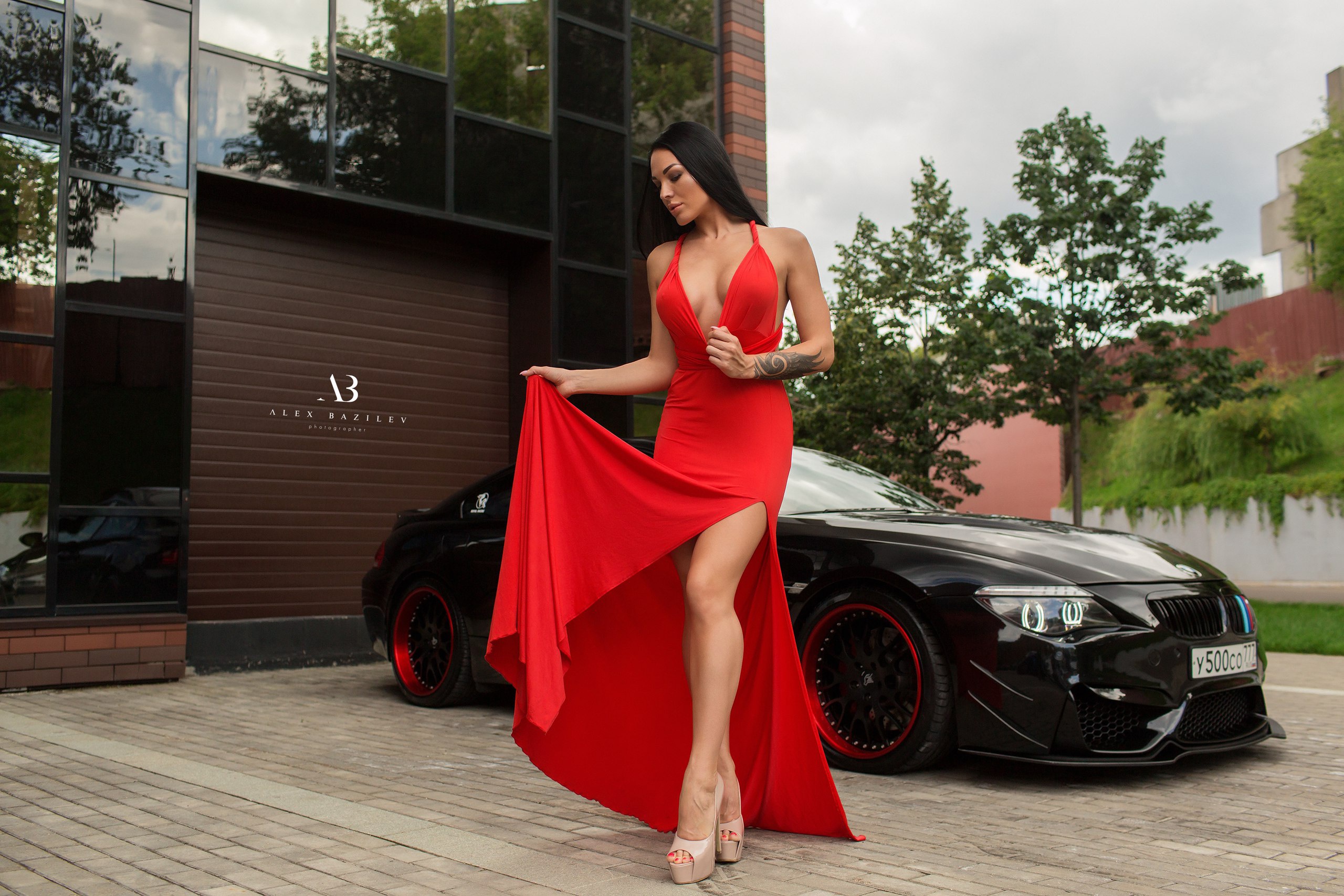 Girls cars. Окси Коновалова Bazilev. Окси *Crazy_Vamp* Коновалова. Девушка в Красном платье возле машины. Фотосессия с машиной в платье.