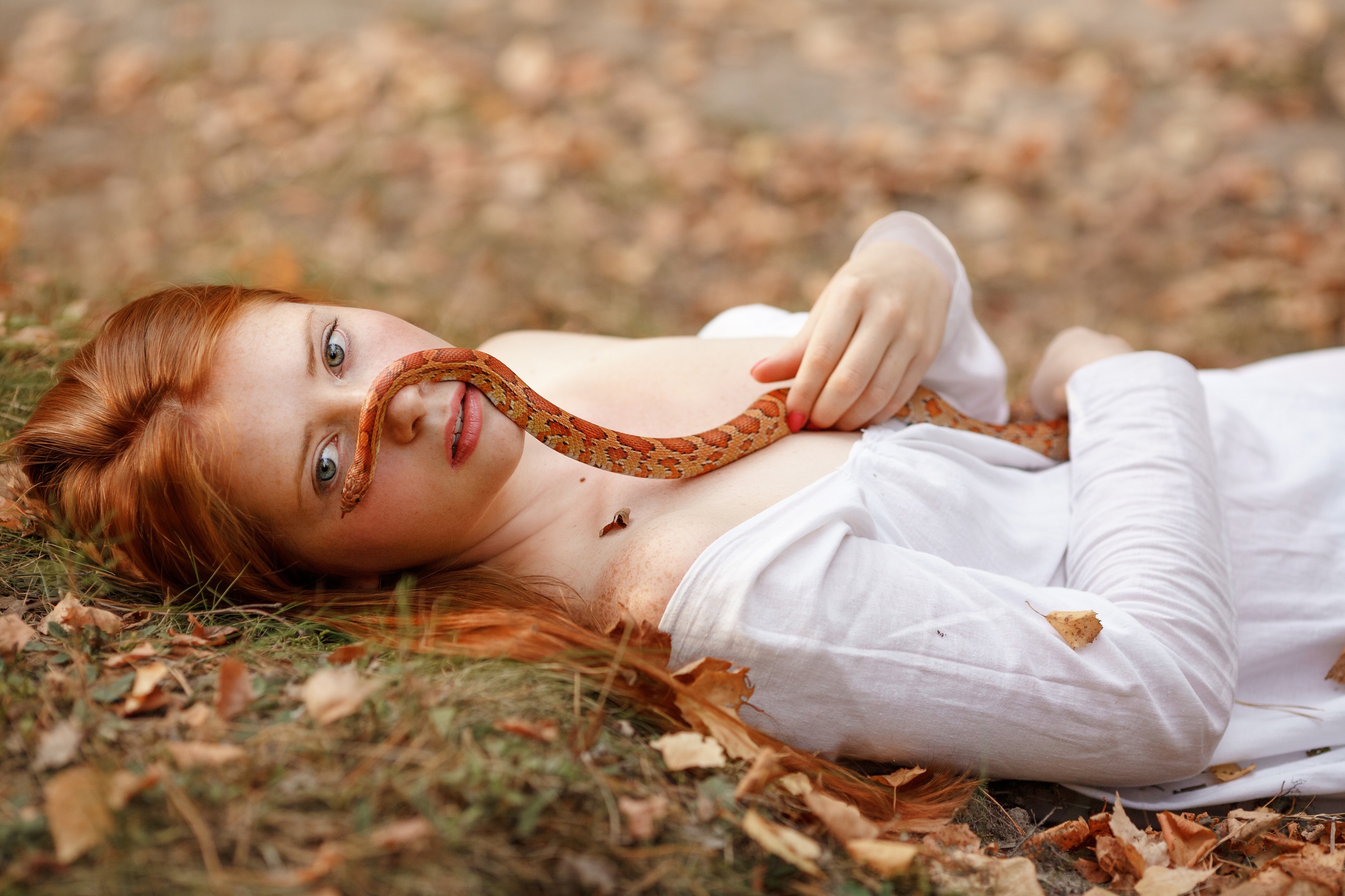 Змея про женщину. Рыжие змеи. Девушка змея. Фотосессия со змеями.
