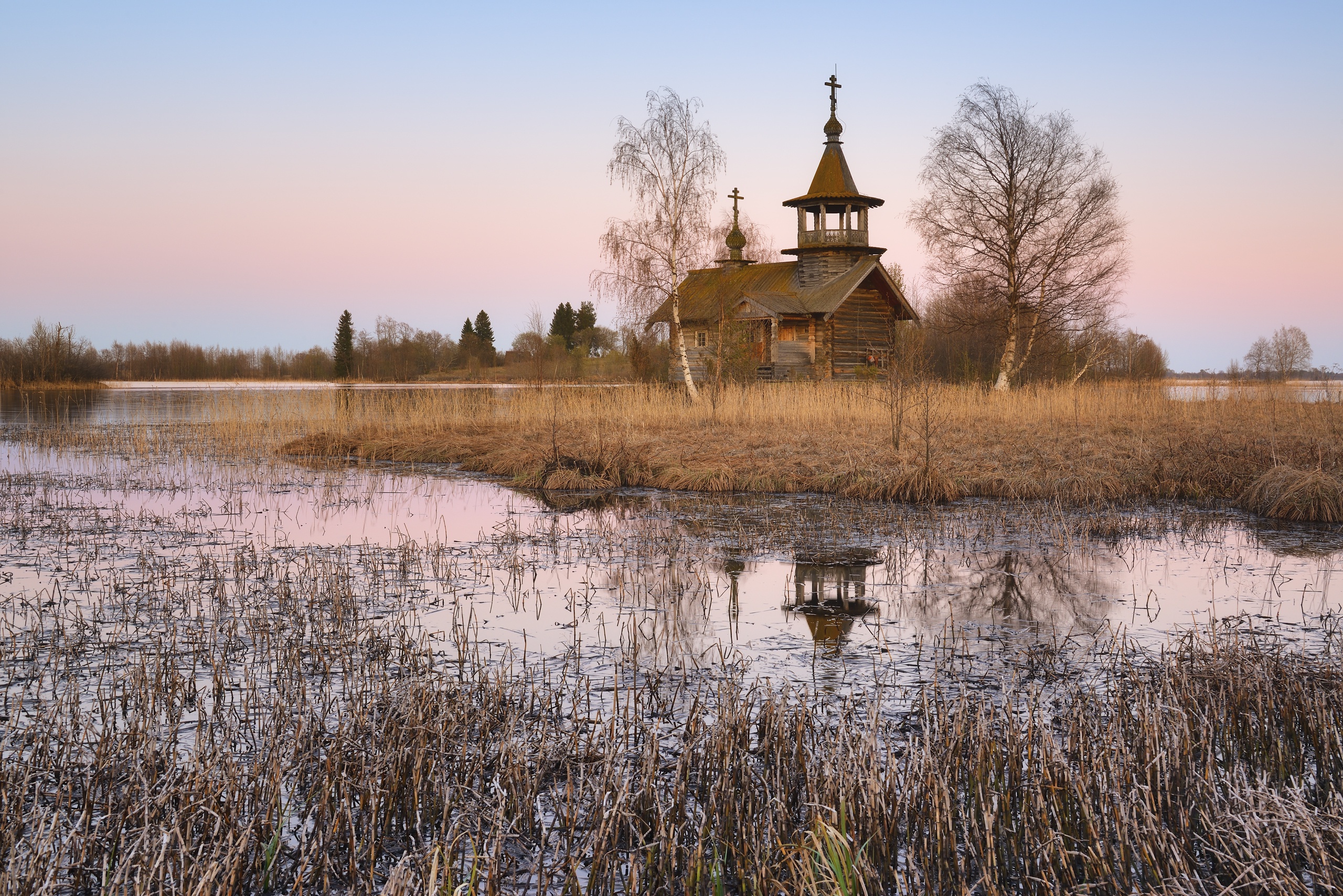 В старой церквушке у озера