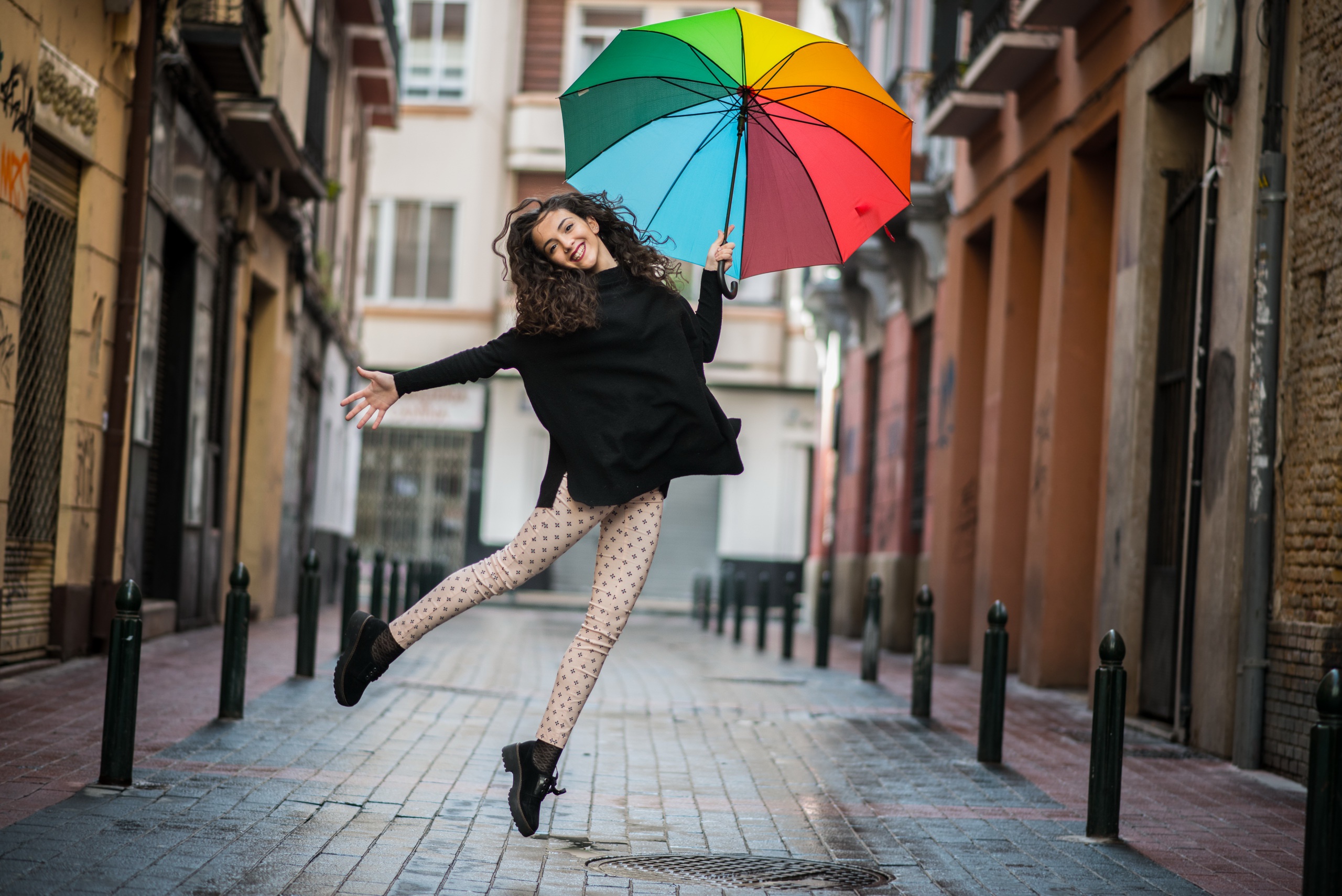 Легкая и на улице ее. Яркая девушка в городе. Счастливая девушка в городе. Красивая девушка с зонтом. Фотосессия в городе.