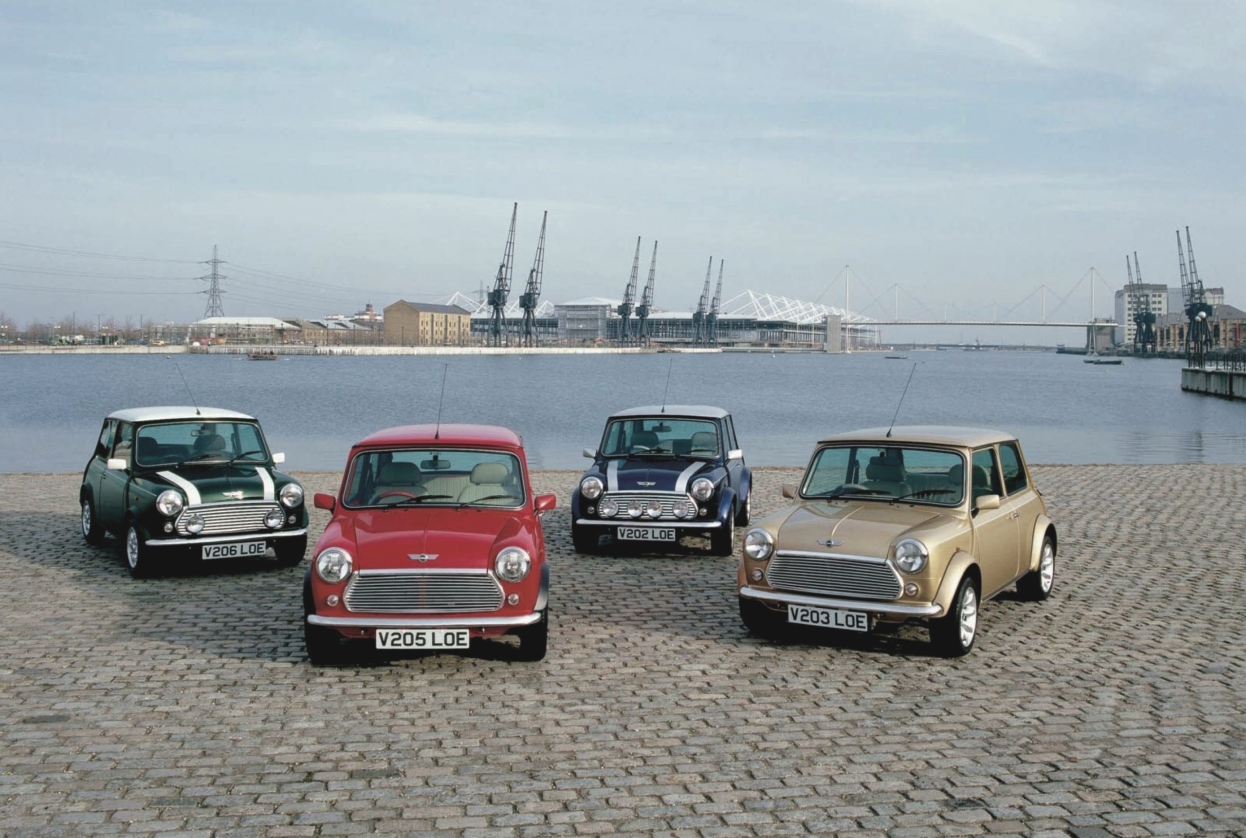 Четверо машин. Mini Cooper Classic. Mini Classic. Обои Mini Classic. Austin Mini Cooper 1964 Red Wallpaper.