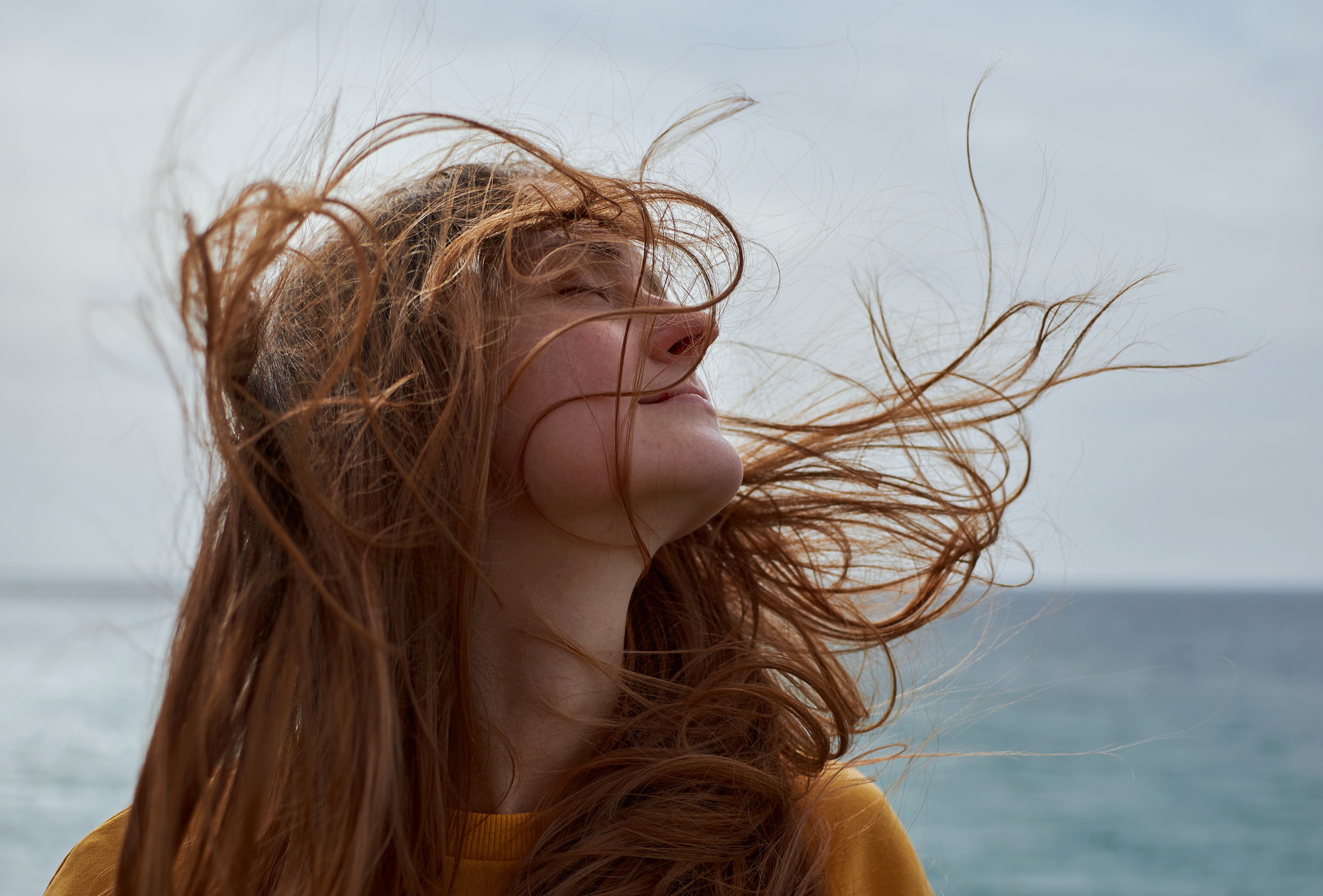 Держать по ветру 3. Развивающиеся волосы. Девушка волосы на ветру. Волосы развеваются на ветру. Девушка с развевающимися волосами.