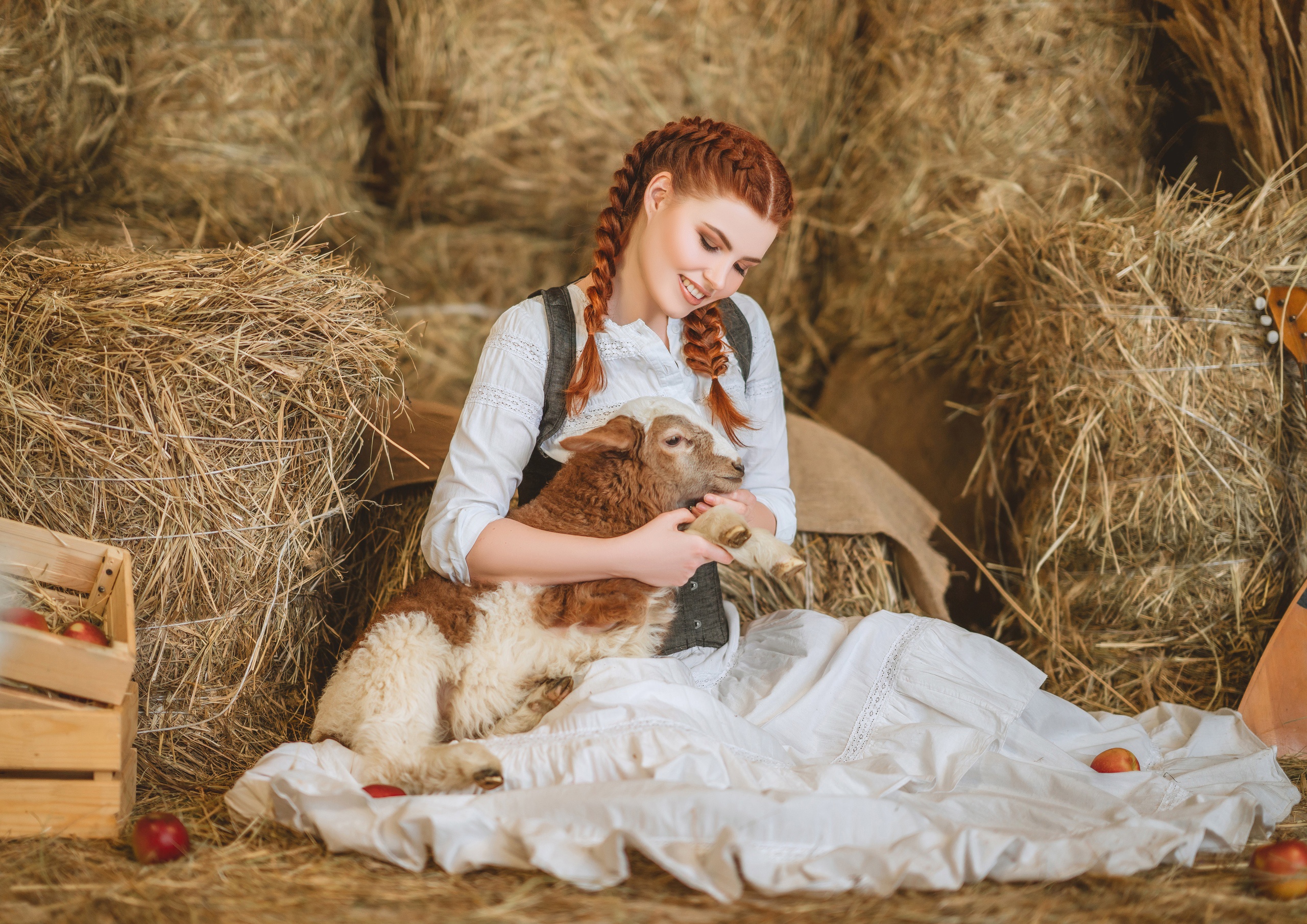Барана сена. Девушка Овечка. Девушка на сене. Девушка с овечкой на руках. Рыжая девушка на сене.