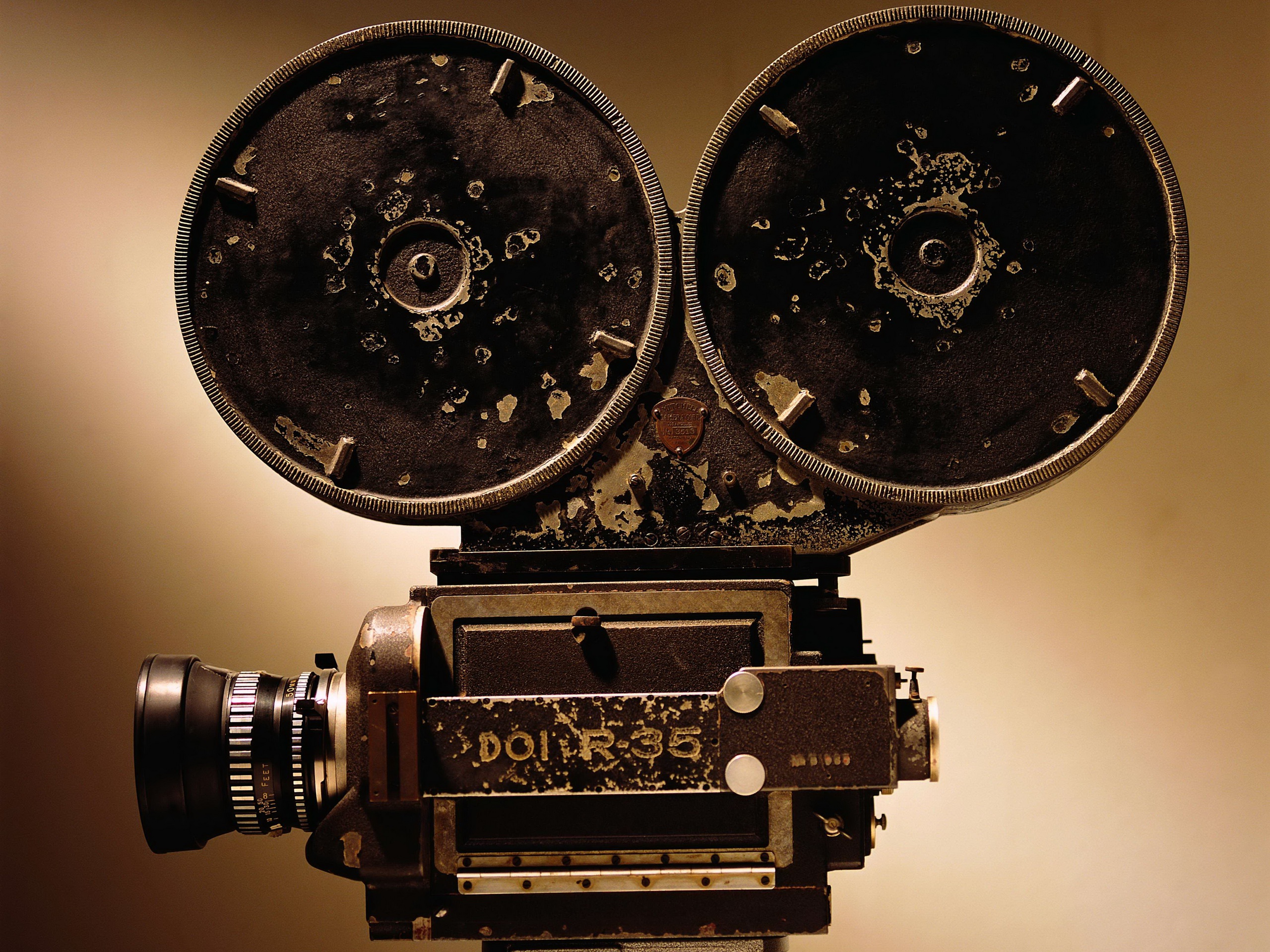Старые камеры фото. Кинокамера. Старая кинокамера. Пленочная кинокамера. Старинная кинокамера.