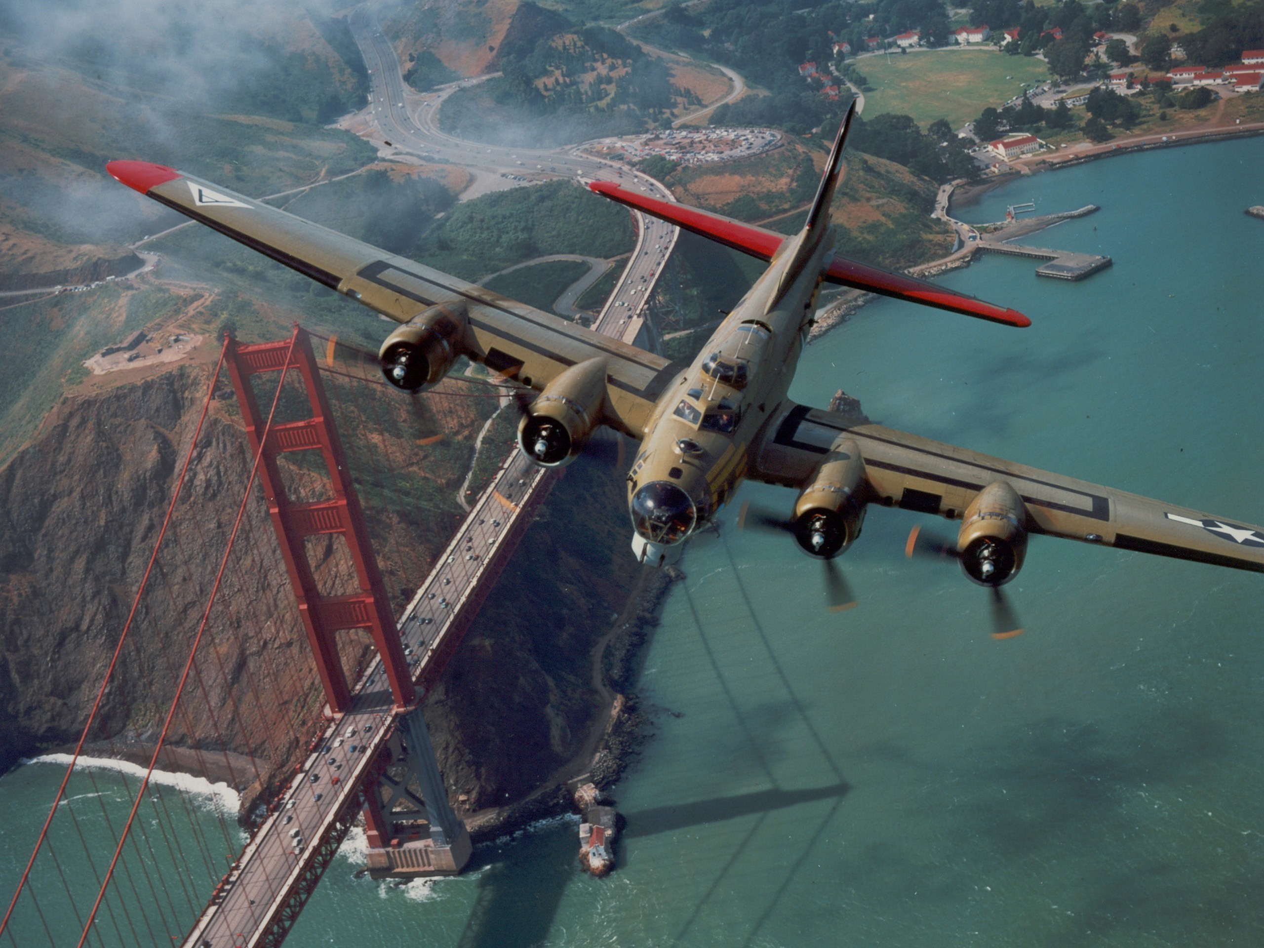 Самолет бомбардировщик. Б17 крепость. B-19 бомбардировщик. Boeing b-17 Flying Fortress хроника. Боинг бомбардировщик.