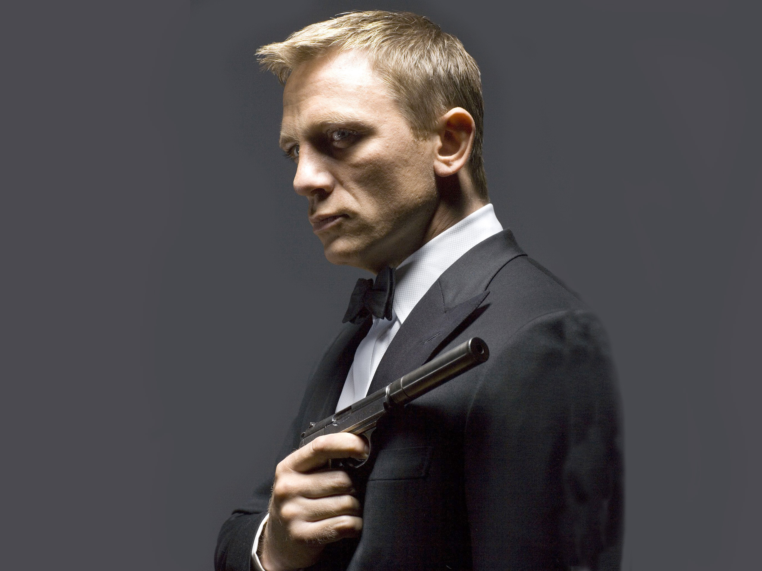 Обои пистолет, актер, Daniel Craig, глушитель, смокинг, James Bond, Дэниэл  Крэйг, agent 007 на телефон и рабочий стол, раздел мужчины, разрешение  2560x1920 - скачать