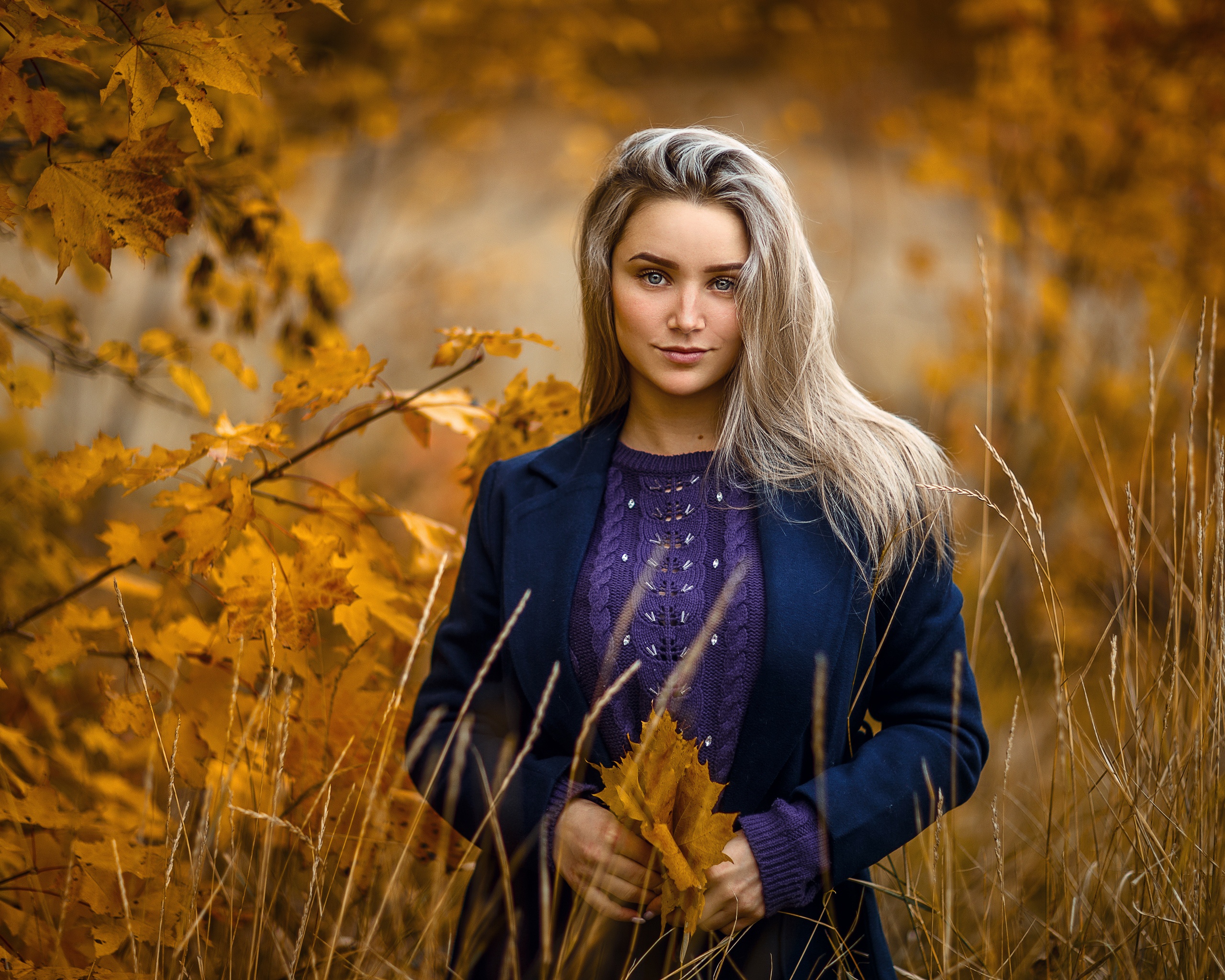 Красивые женщины осень. Фотомодель осень. Осенняя фотосессия девушки. Красивые девушки осенью. Осенний портрет.