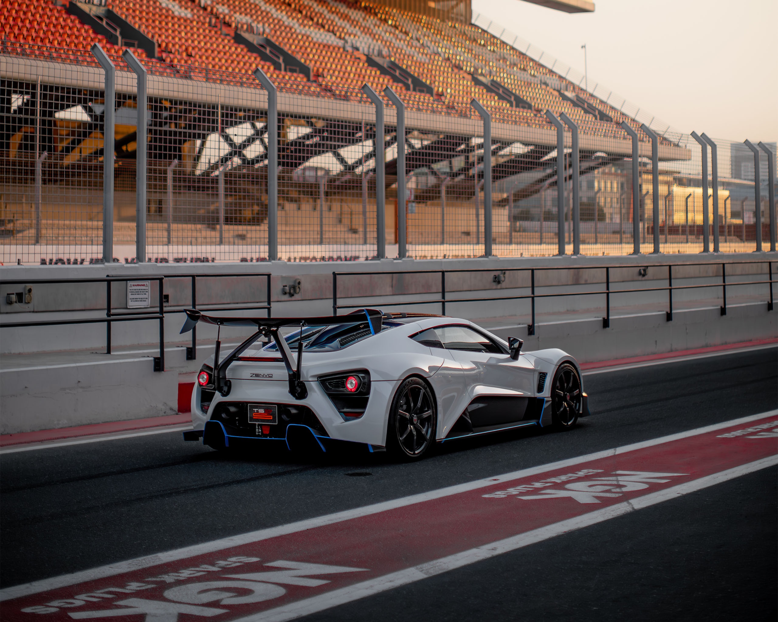 Zenvo st1 красный