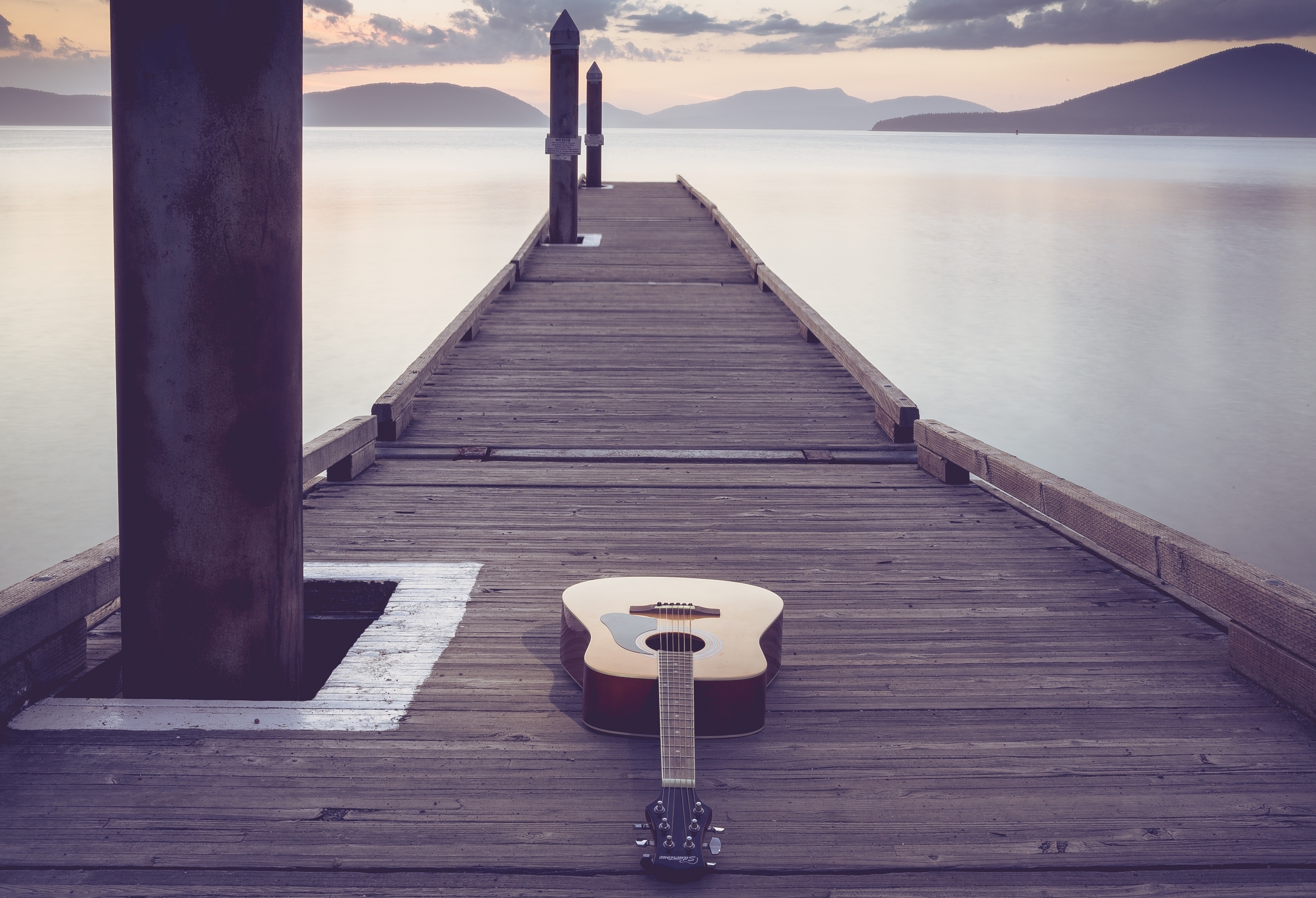 Песня мосты игры. Причал. Причал на фоне гор. Гитара на фоне моря. Гитара в воде.
