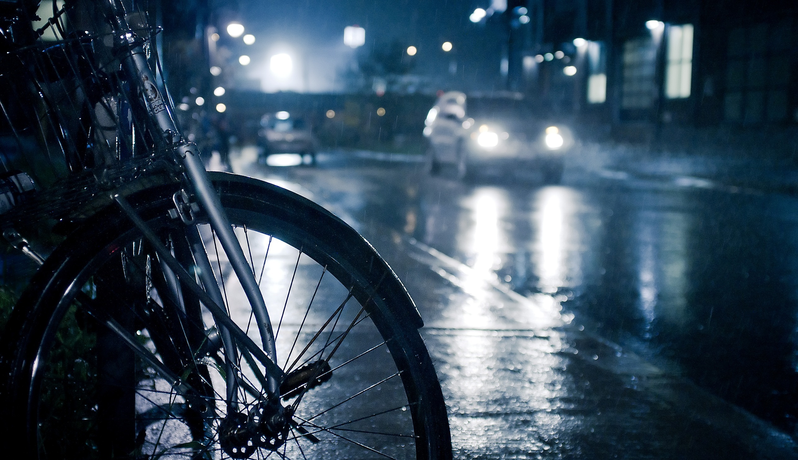 Хороший свет в дождь. Дождь. Велосипед ночью. Обои на рабочий стол дождь. Дождь ночью.