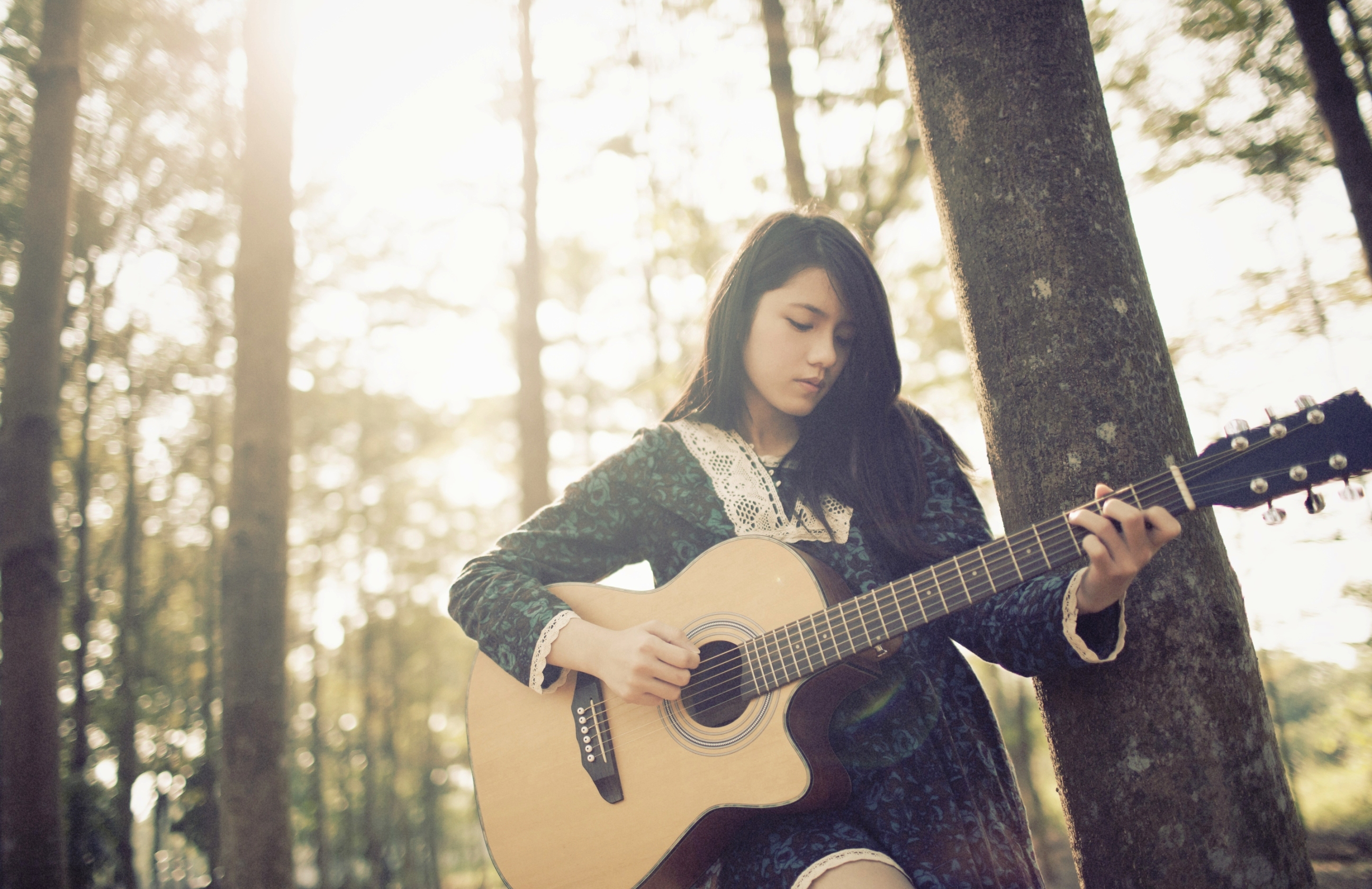 Красивая девушка под гитару. Девушка с гитарой. Девочка с гитарой. Девушка с электрогитарой. Фотосессия с гитарой.