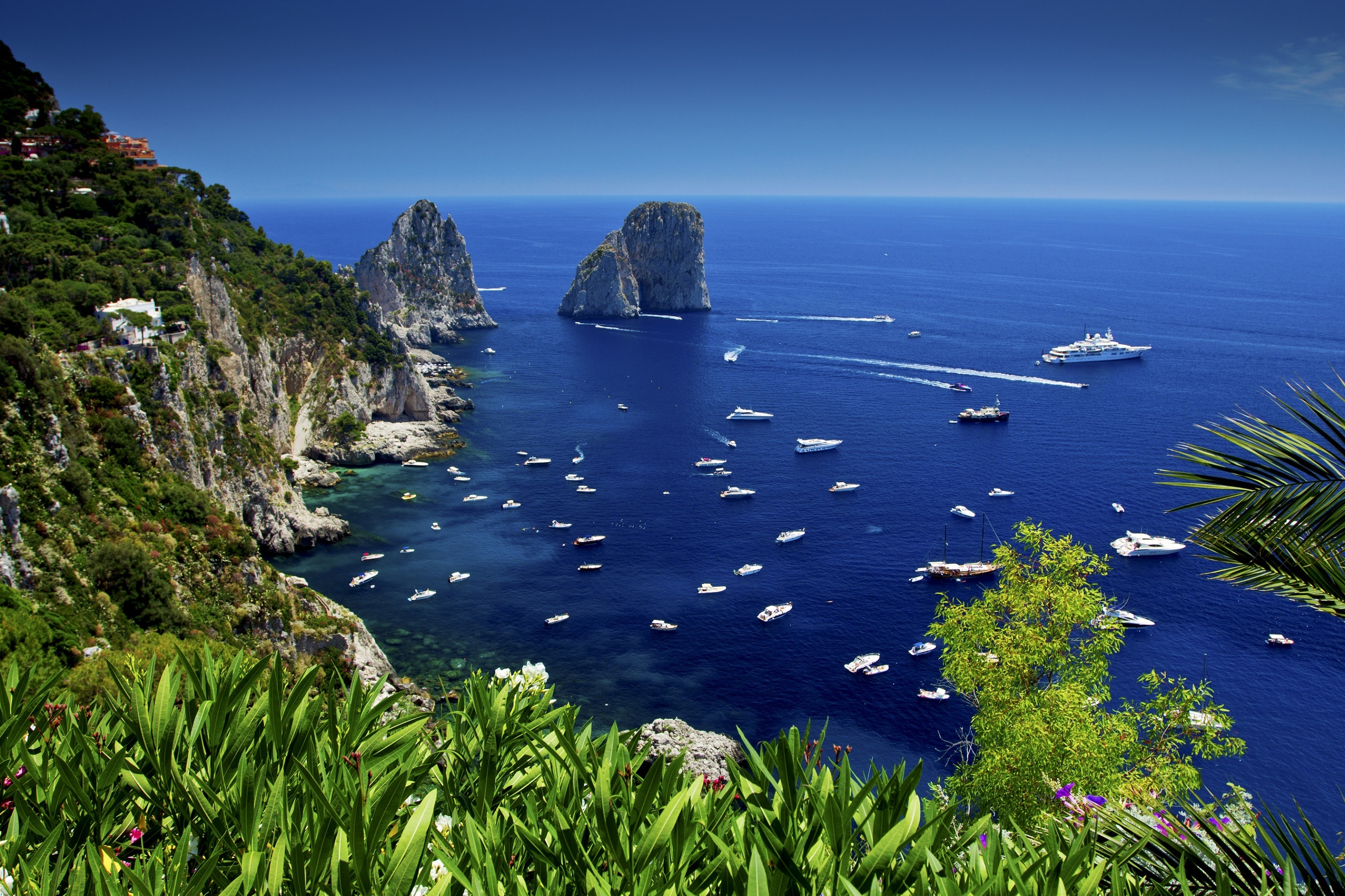 Как называется вид на море. Остров капри. Остров Карпи Италия. Три скалы на острове капри. Италия капри море.