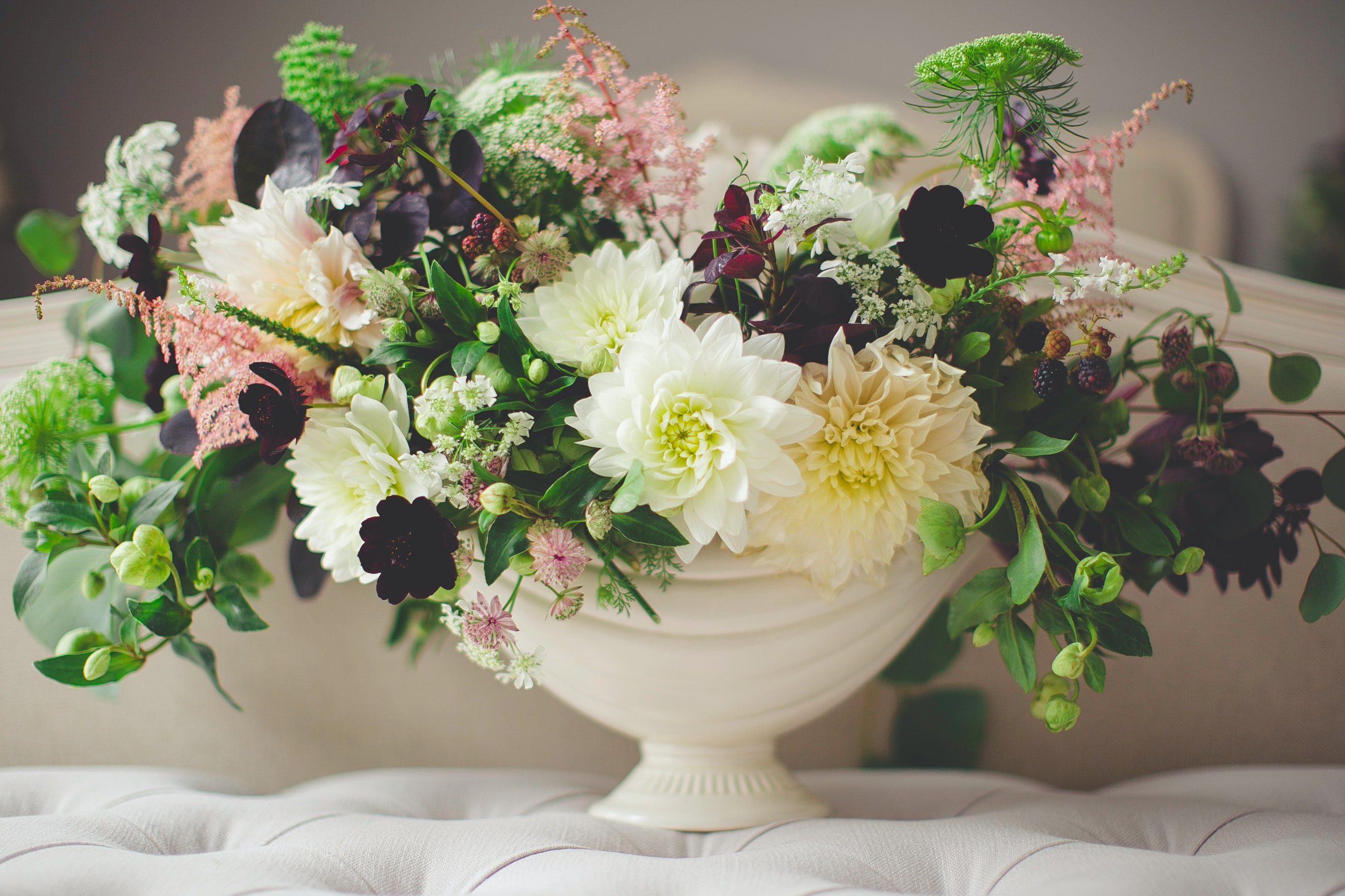 Пионы и хризантемы. Цветочная композиция. Красивый букет в вазе. Шикарные цветочные композиции. Шикарные цветы в вазе.