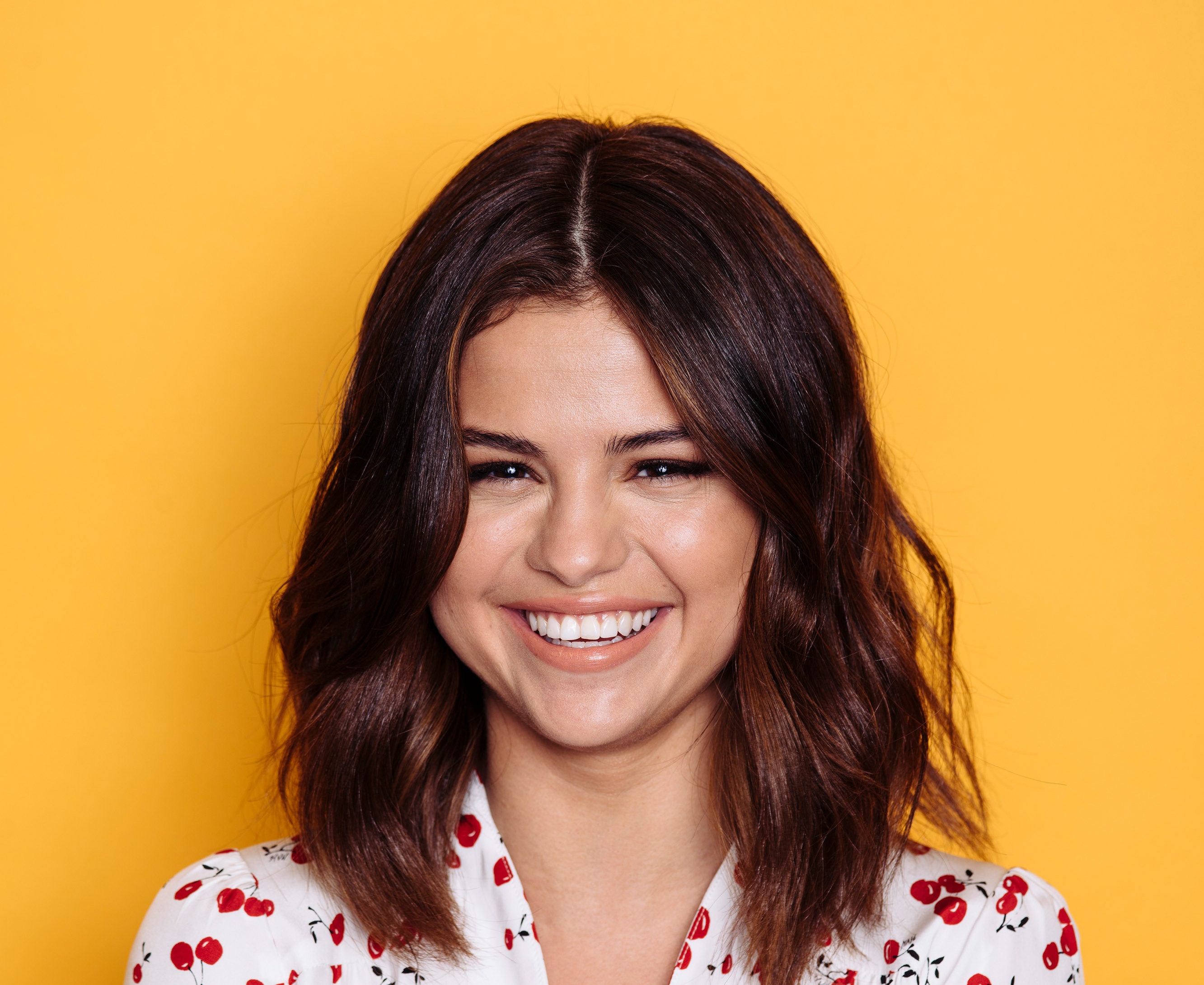 Обои улыбка, актриса, певица, знаменитость, Selena Gomez на телефон и  рабочий стол, раздел музыка, разрешение 2665x2180 - скачать