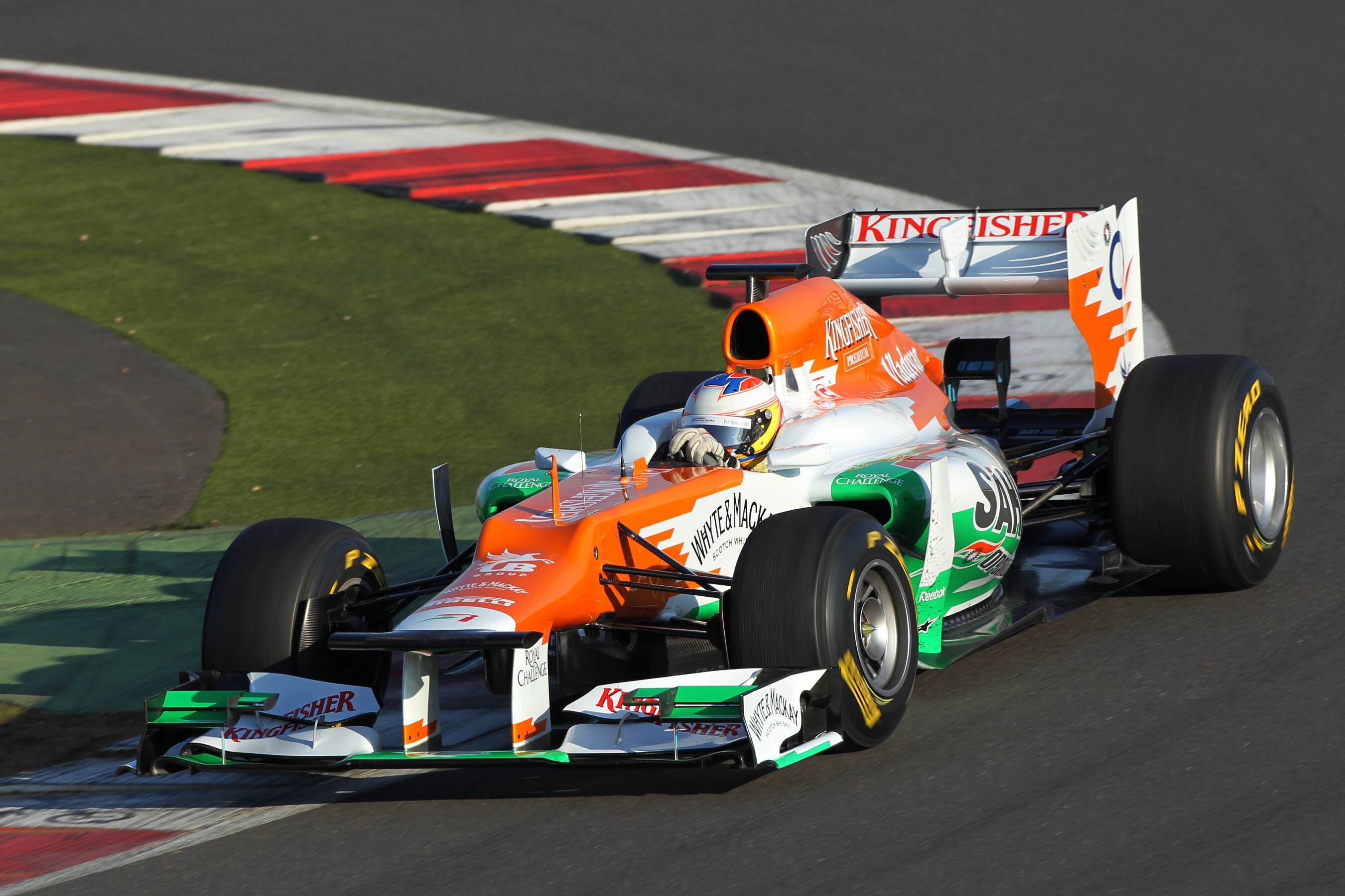 Н 1 спорт. Болид f1 2012. Форс Индия ф1. Болид ф1 Форс Индия. Force India f1 гонщики.