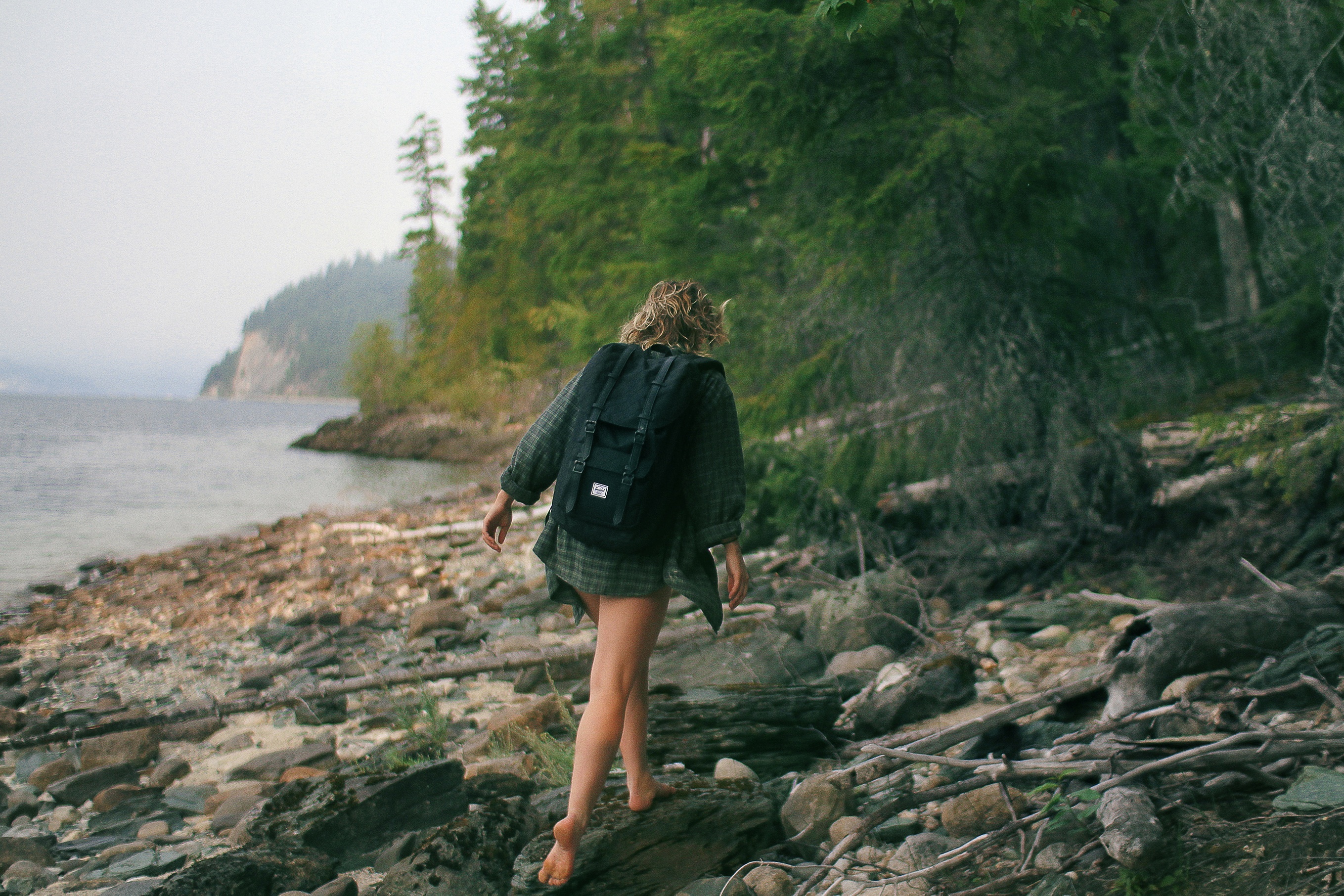 Девушка у озера 2007. Человек на берегу озера. Девушка с рюкзаком. Девушка в походе в лесу. Девушка турист в лесу.