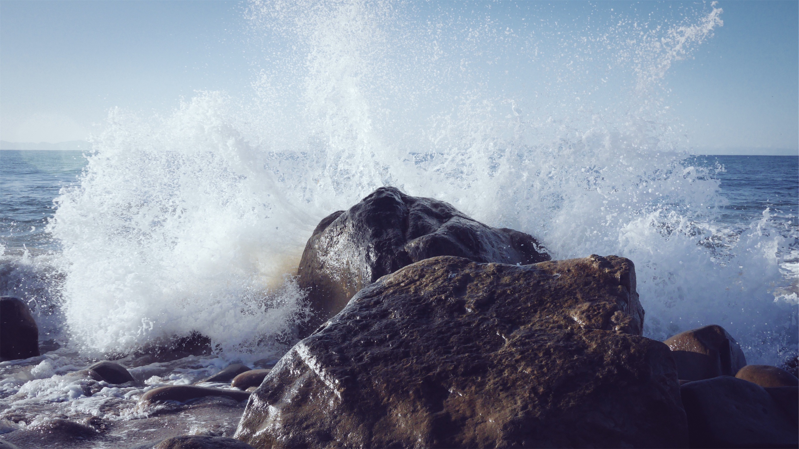 Волны разбиваются о берег. Волны бьются о камни. Волна разбивается о камень. Волны разбиваются о скалы. Море волны скалы.