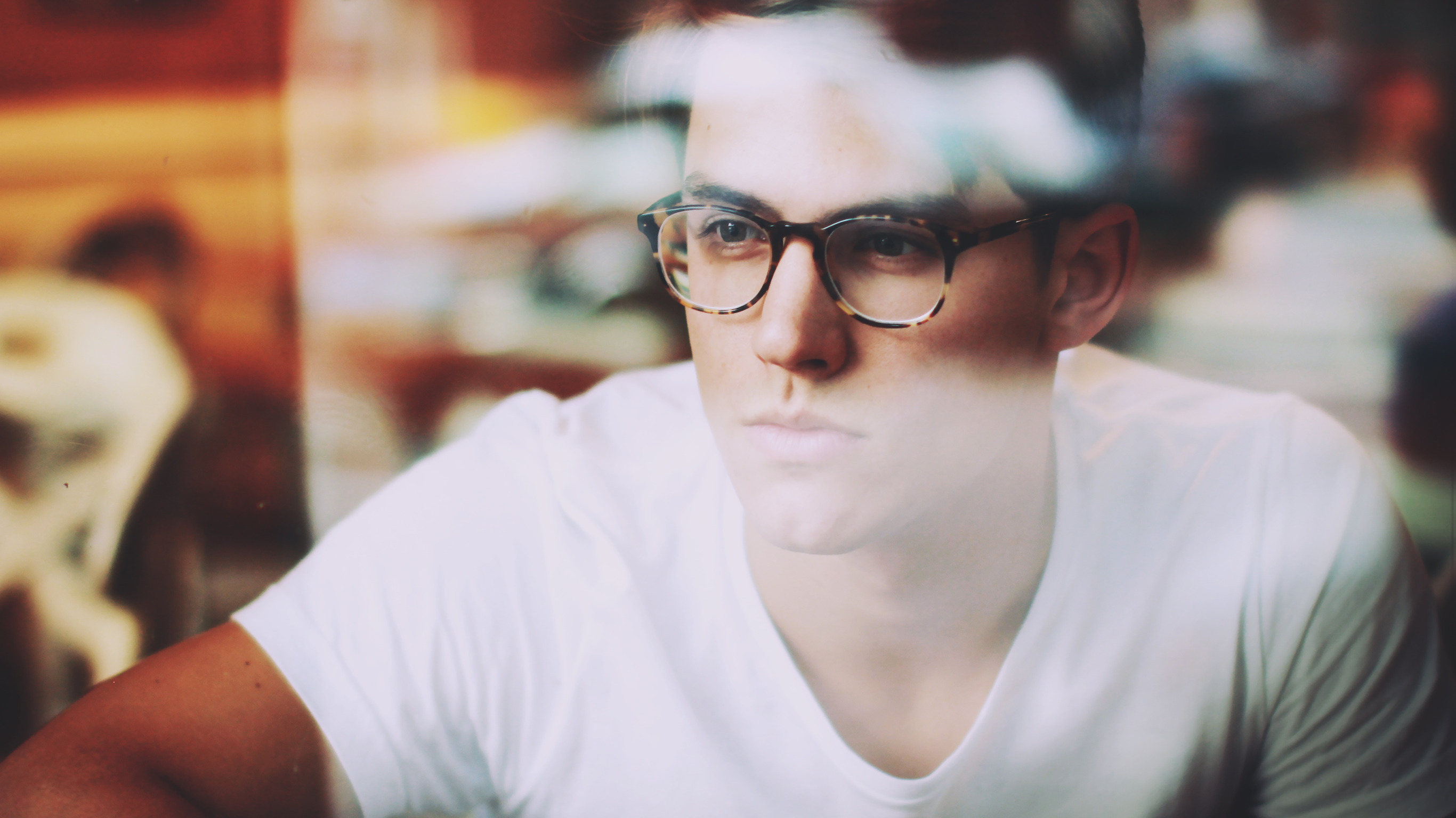 очки, футболка, парень, молодой человек