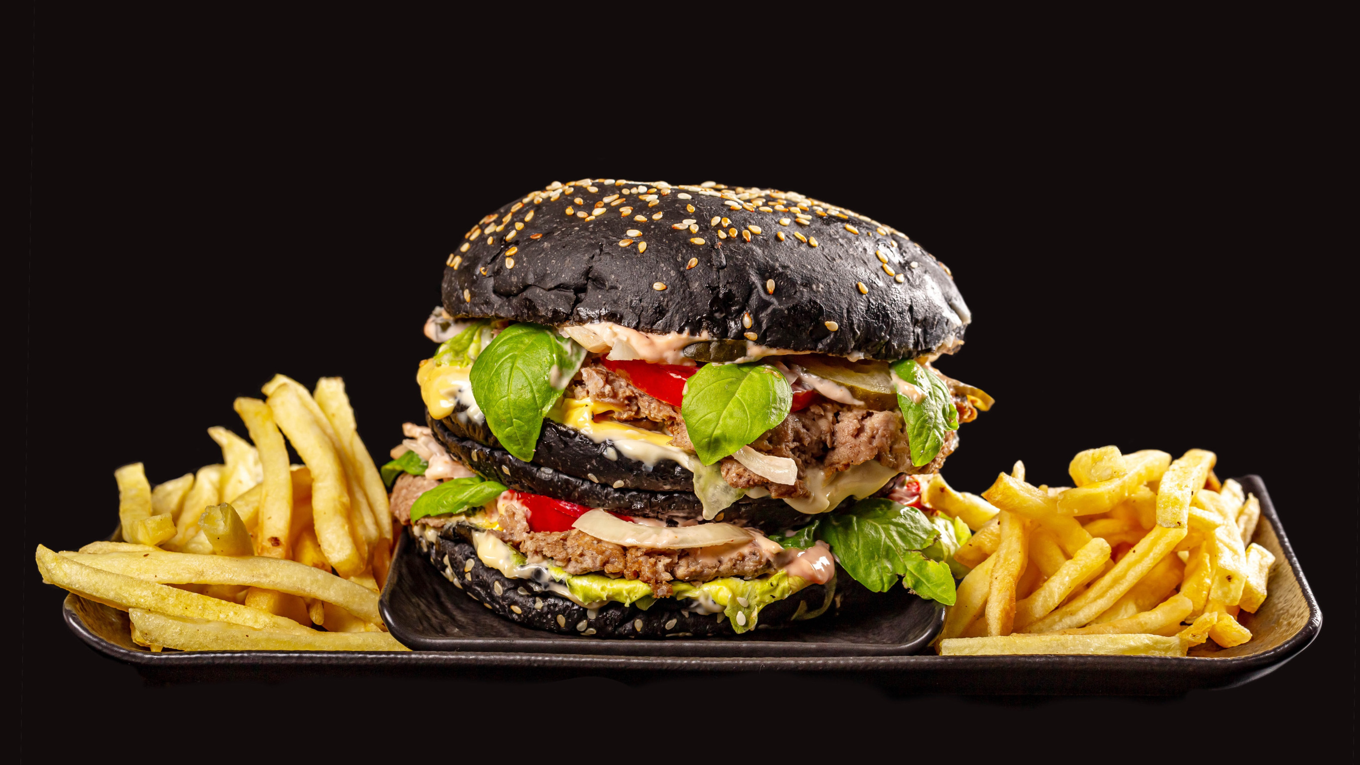 Черный бургер. Бургер на черном фоне. Сочные бургеры. 4 гамбургера