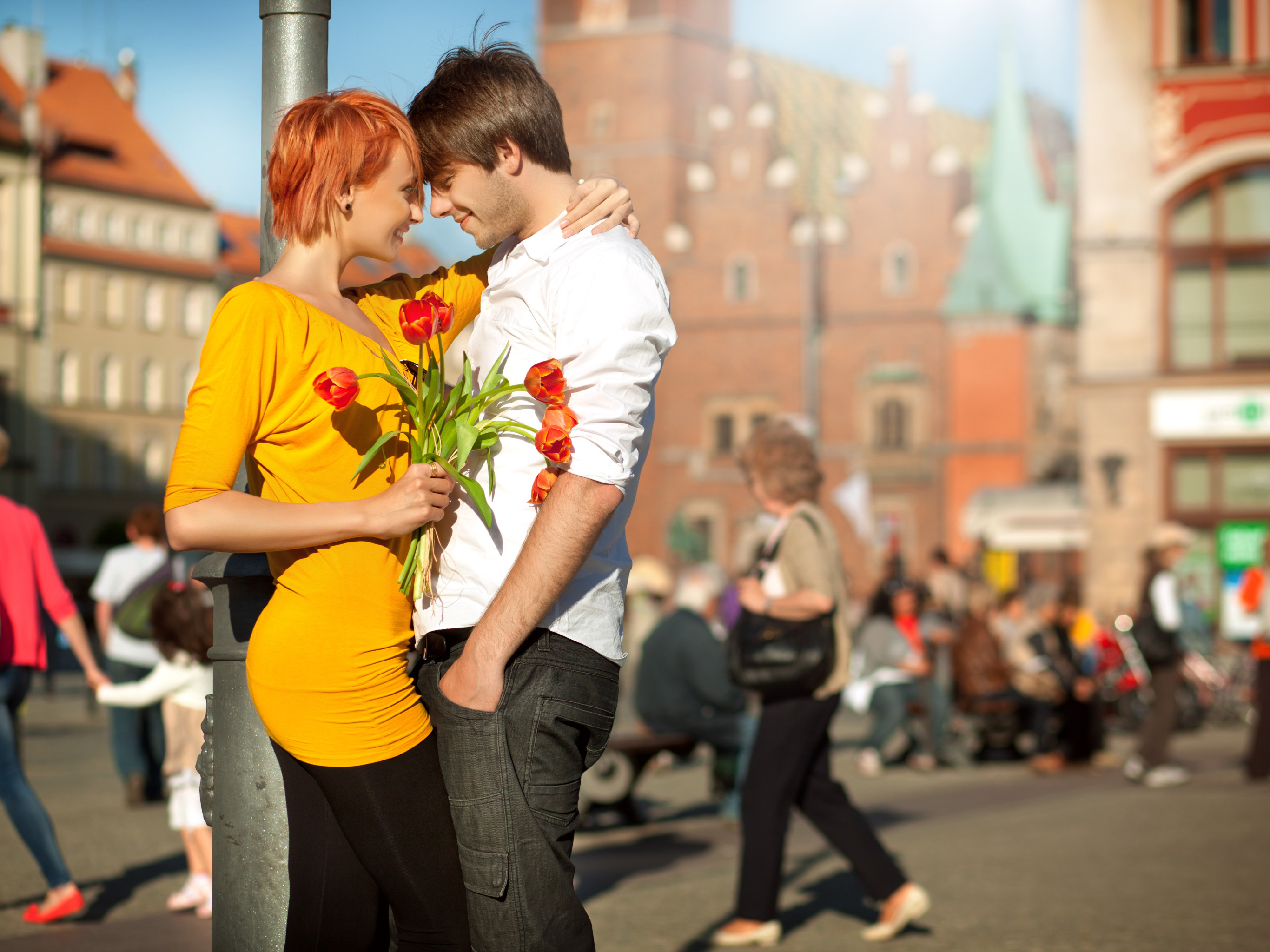 Апрель город любовь. Парень с цветами на улице. Фотосессия пары в городе. Влюбленные на улице. Парочка влюбленных на улице.