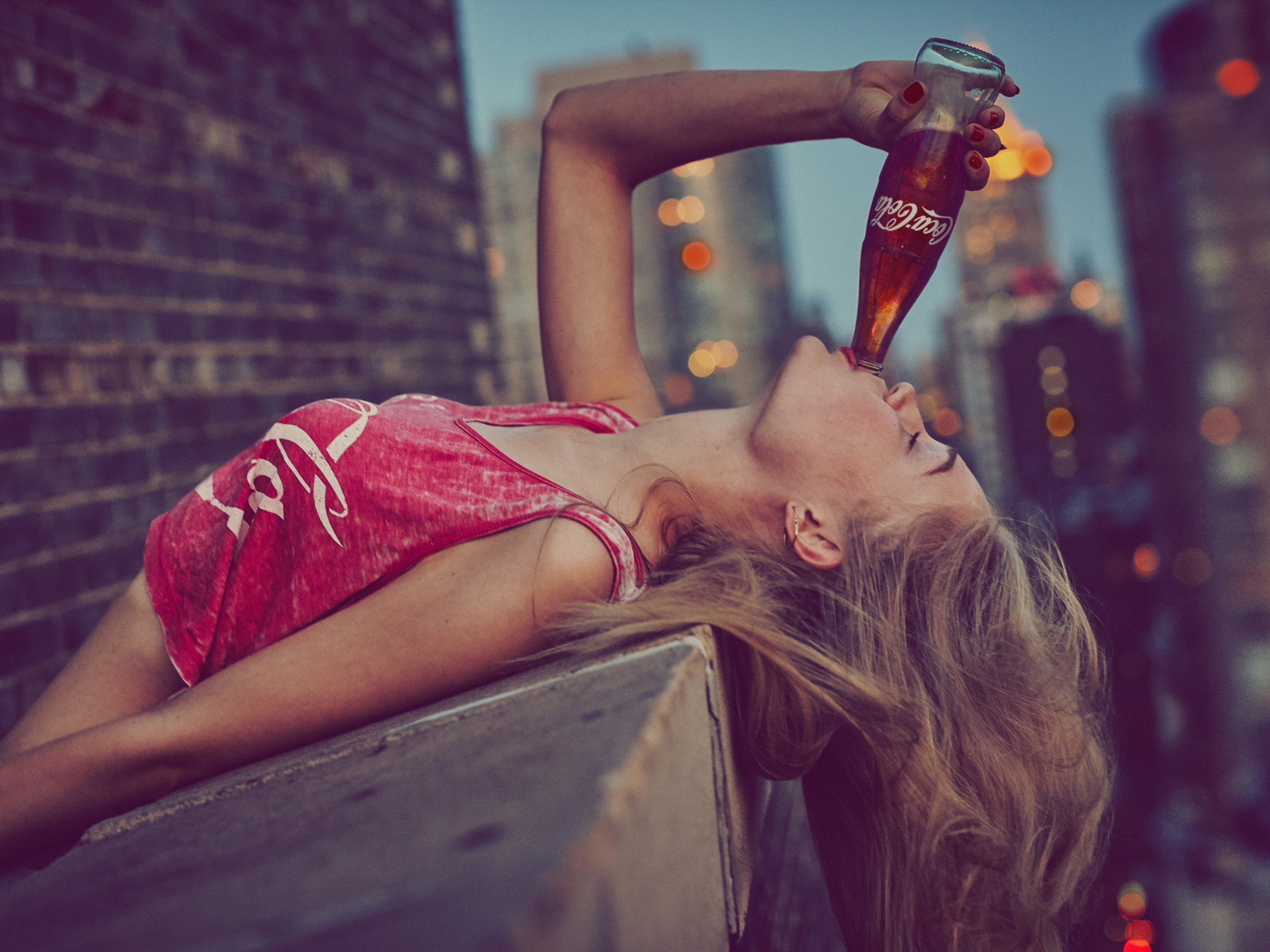 Красивые девушки пьют. Девушка с бутылкой колы. Девушка с Кока колой. Девушка пьет колу. Девушка.