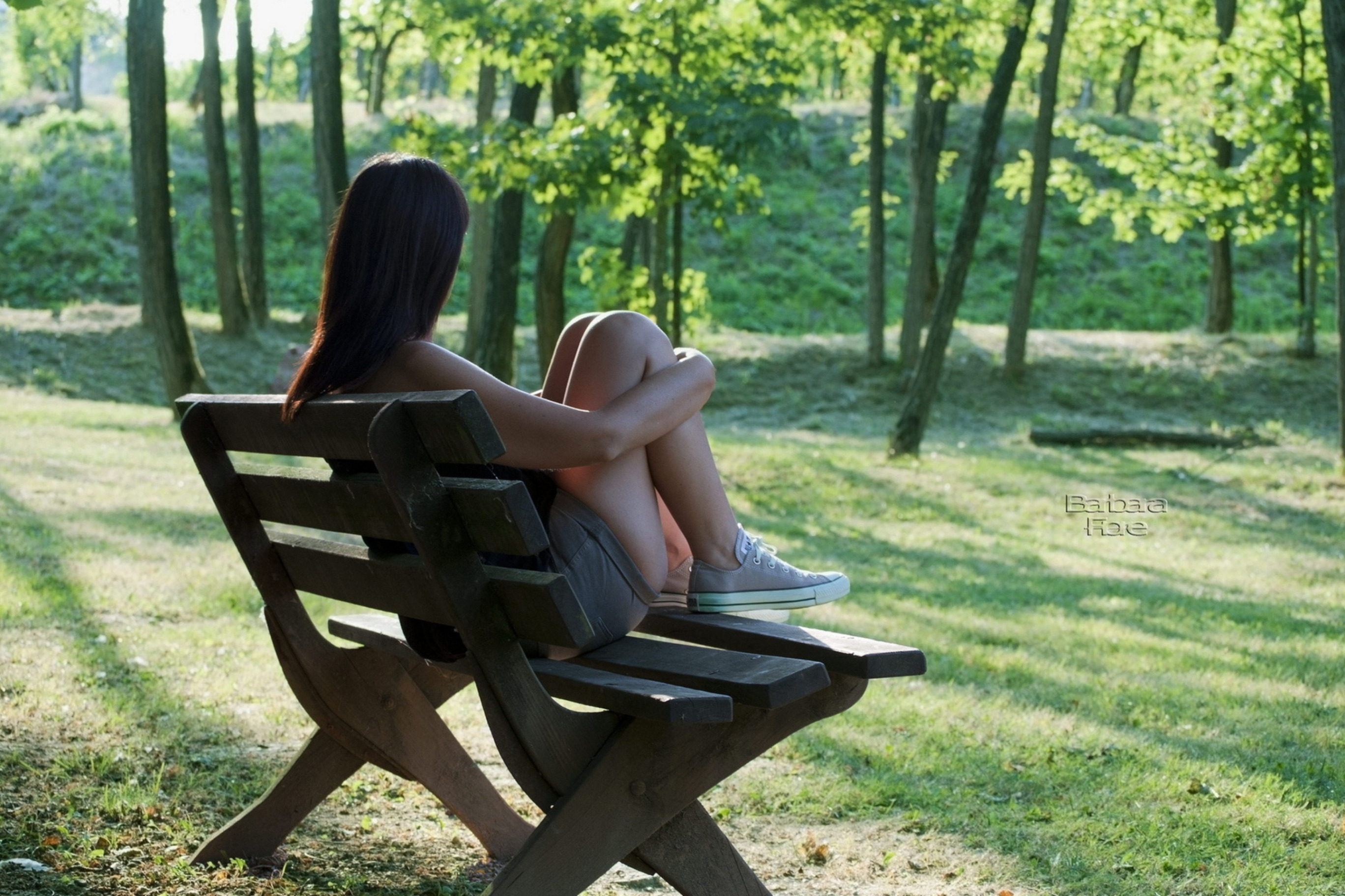 Sit girls. Девушка на скамейке. Девушка на скамейке в парке. Фотосессия на лавочке в парке. Девушка на скамье.