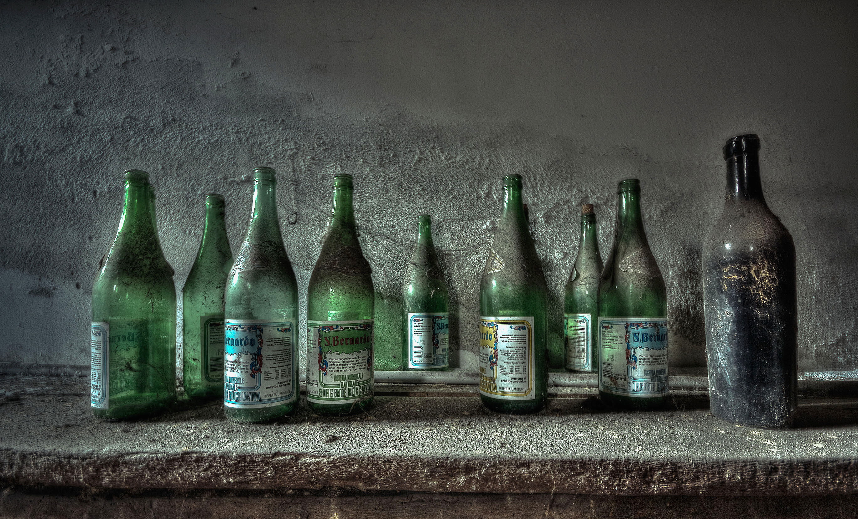 К чему снятся пустые бутылки. Пустая бутылка. Пустая бутылка на столе. Пустые пивные бутылки.