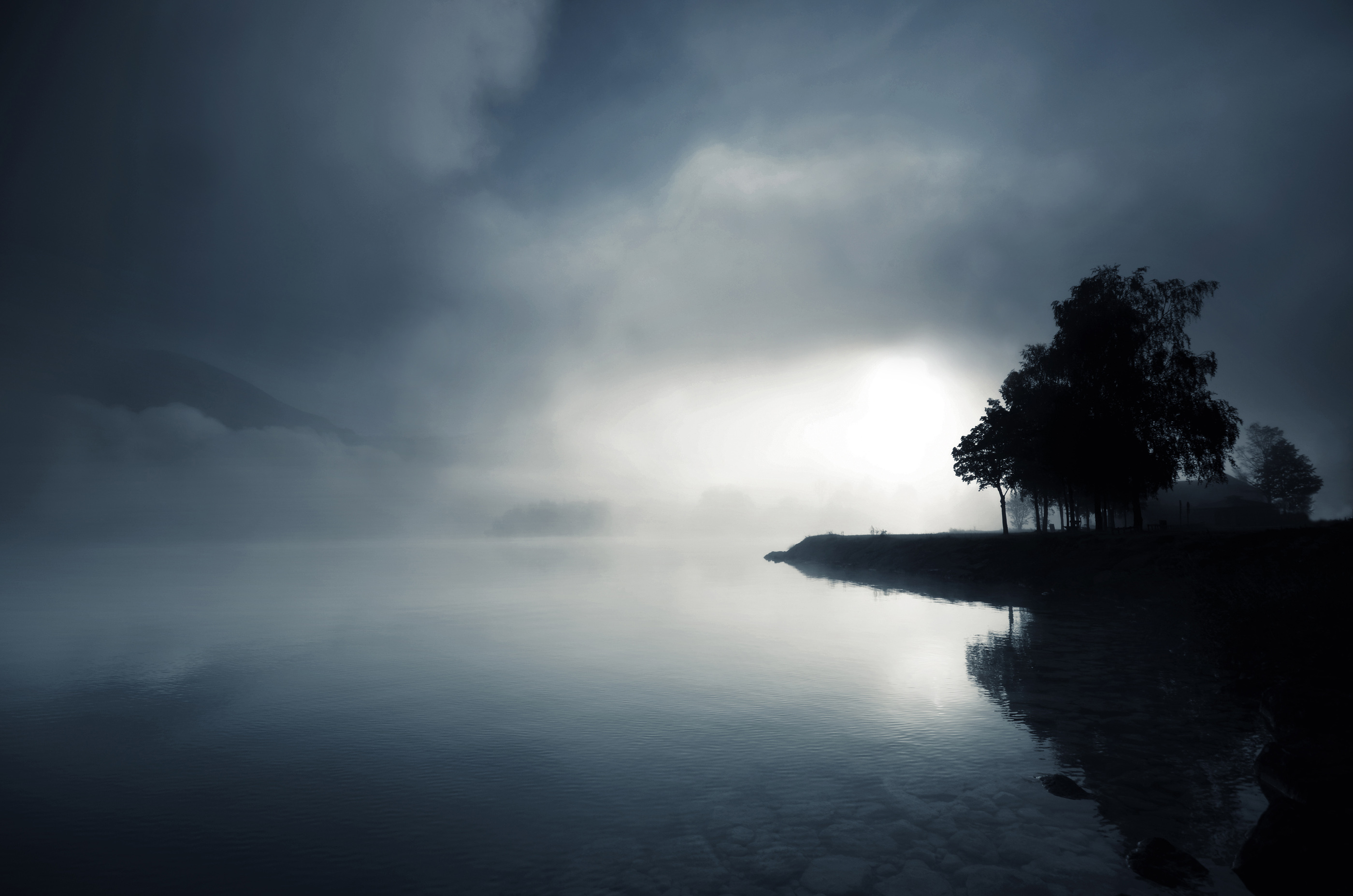 Грустно озеро. Мрачный пейзаж. Темная природа. Темный пейзаж. Озеро в тумане.