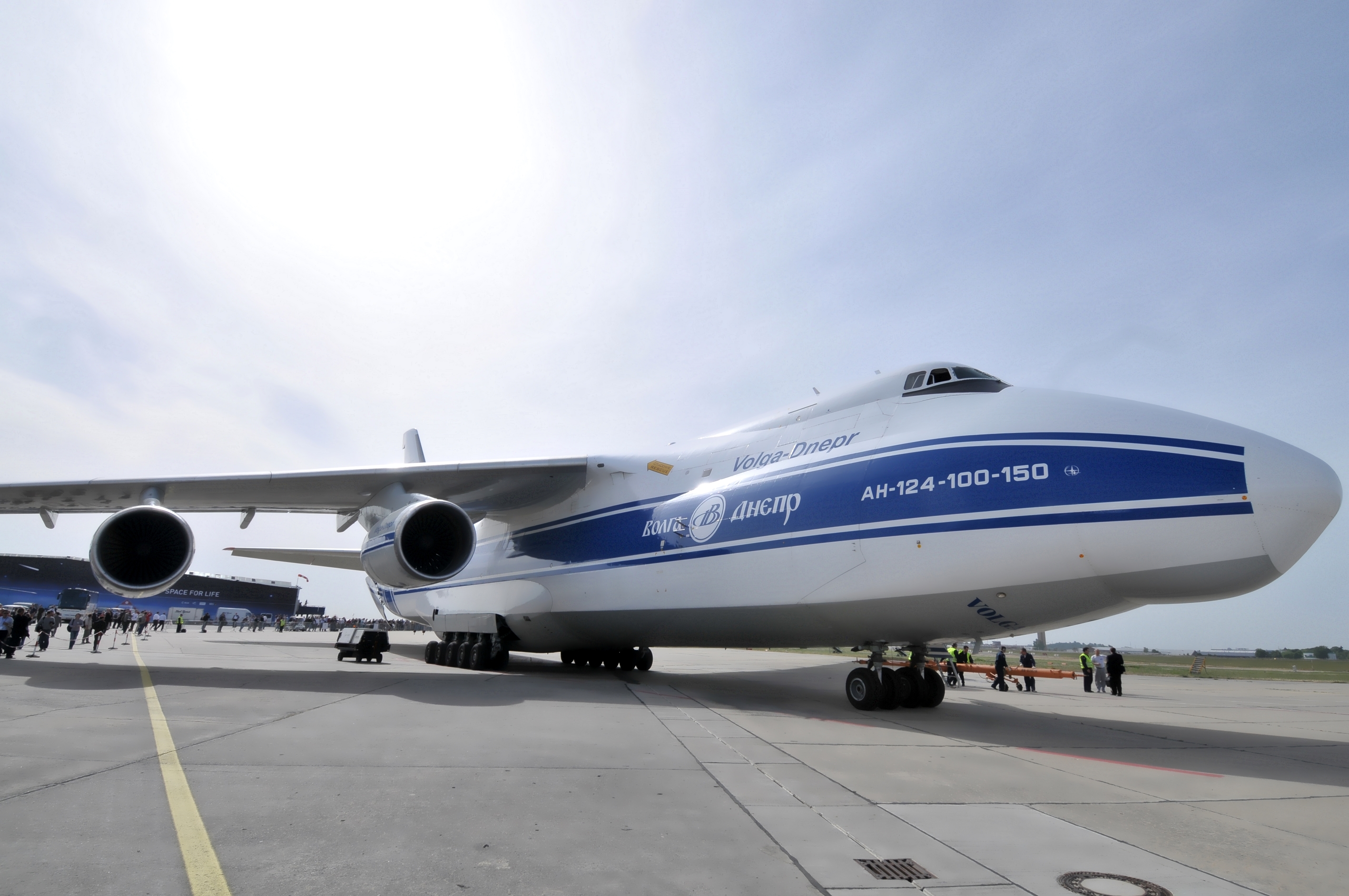 Летели самолеты большие самолеты. АН-124-100-150 Волга Днепр. АН-124 Руслан. Грузовой АН 124. Грузовой самолёт АН-124.