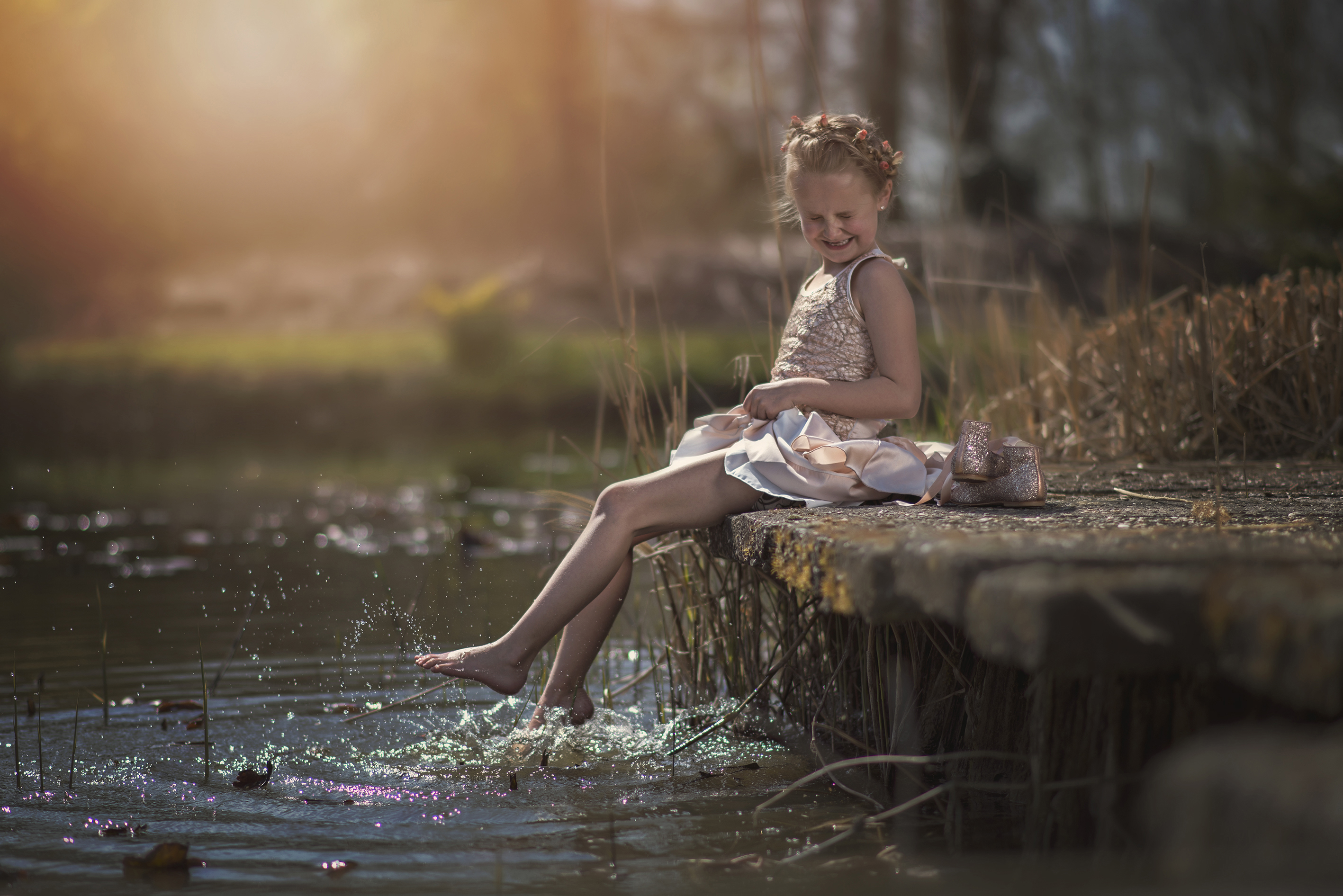 Воскресные девочки. Детская фотосессия у воды. Фотосессия у реки. Маленькая девочка в воде. Фотосессия у воды летом.