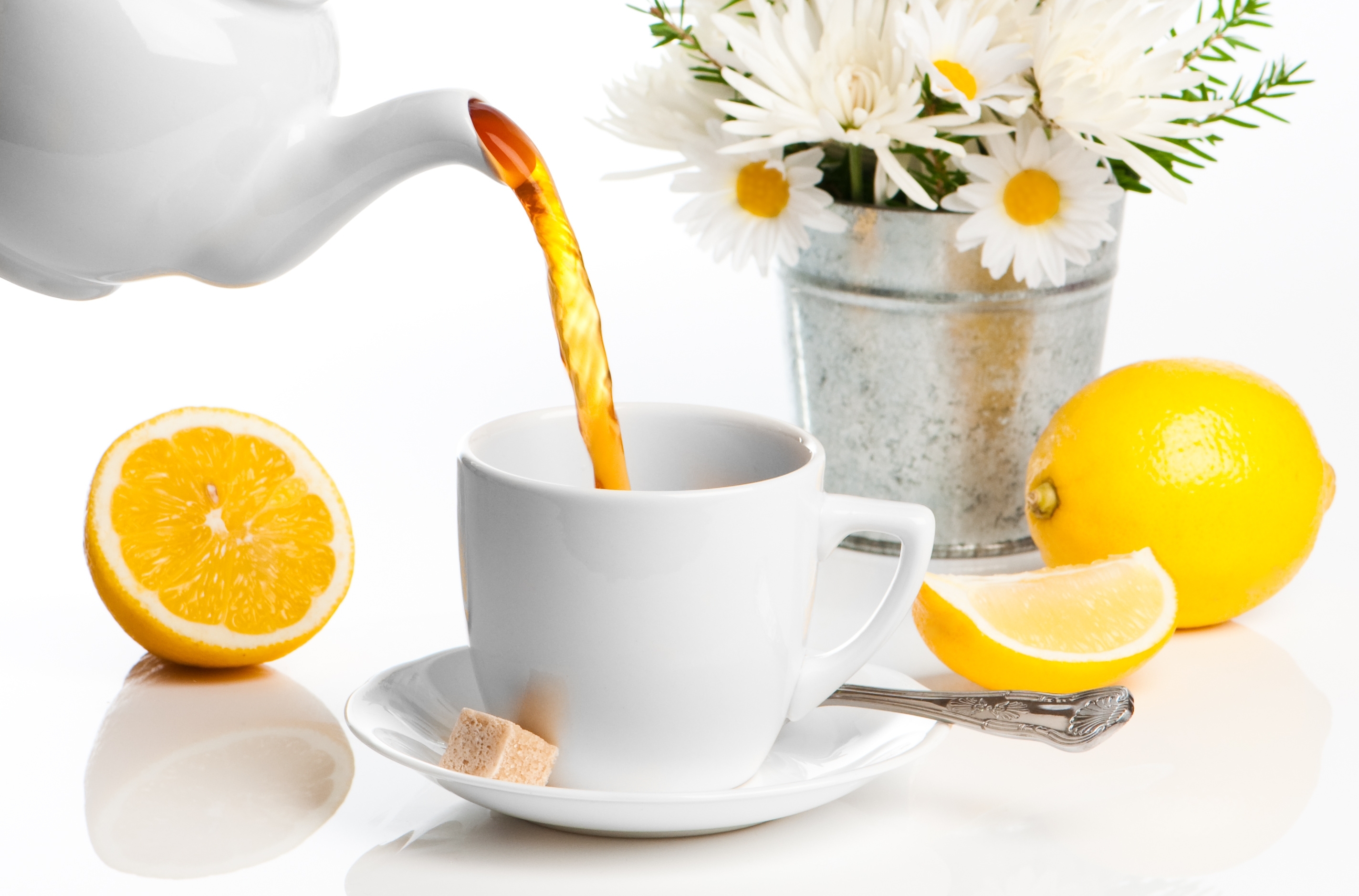 Чай с лимоном каждый день. Чай с лимоном. Чашка чая с лимоном. Чашка чая на белом фоне. Чай на Светлом фоне.