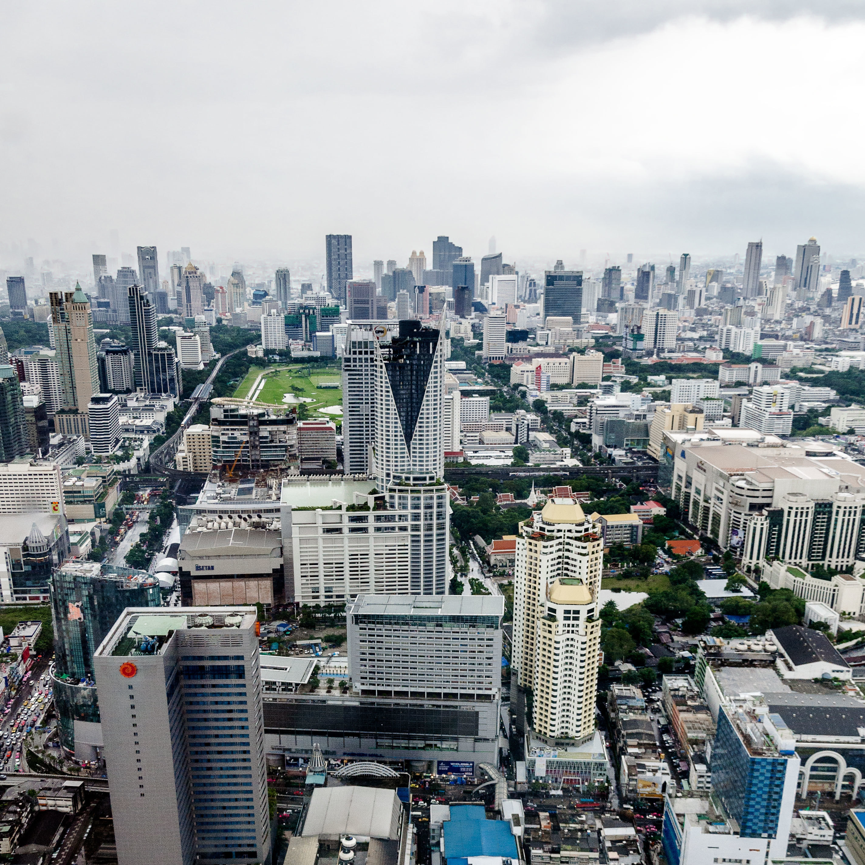 Бангкок дома. Небоскребы Бангкока. Маханакхон Бангкок. Бангкок улица с небоскребами. Бангкок высотки.