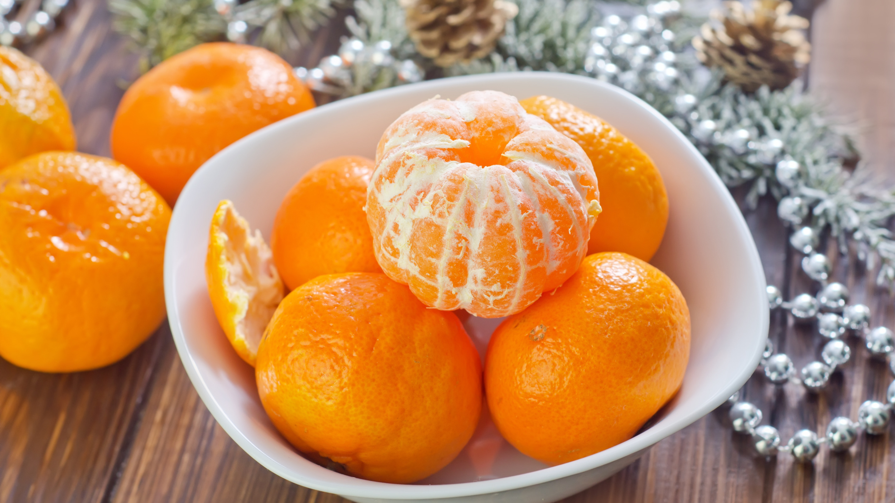 Можно есть кожуру мандарина. Оранжевый фрукт. Ксилая Мандаринка фрукт. Кислый мандарин. Цитрусовые фрукты в зиме.