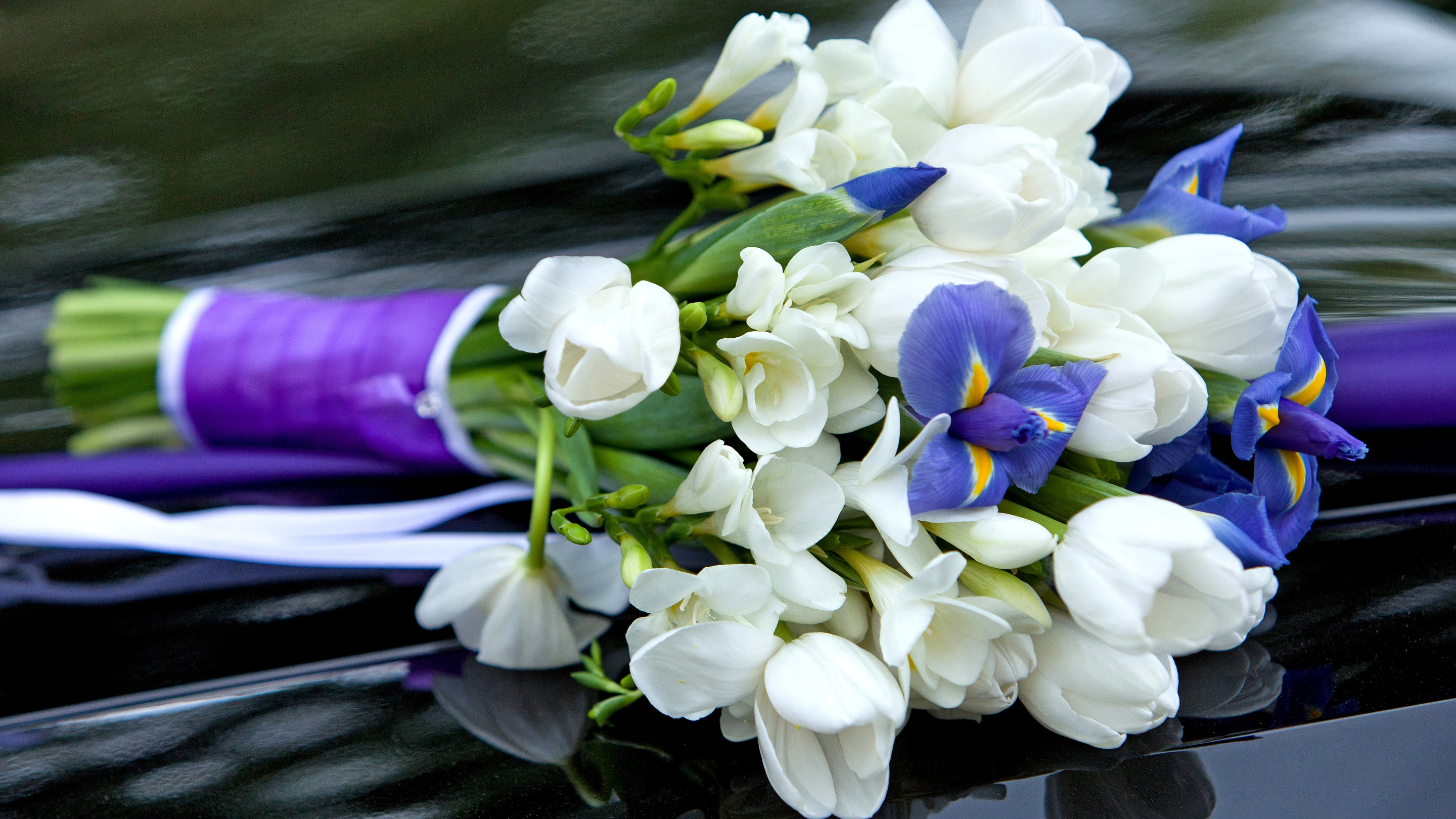 Сколько дарят цветов тюльпанов. Весенний букет тюльпаны и ирисы. Букет невесты из подснежников и крокусов. Весенние букеты ирисы. Розы с тюльпана и ирисы букет.