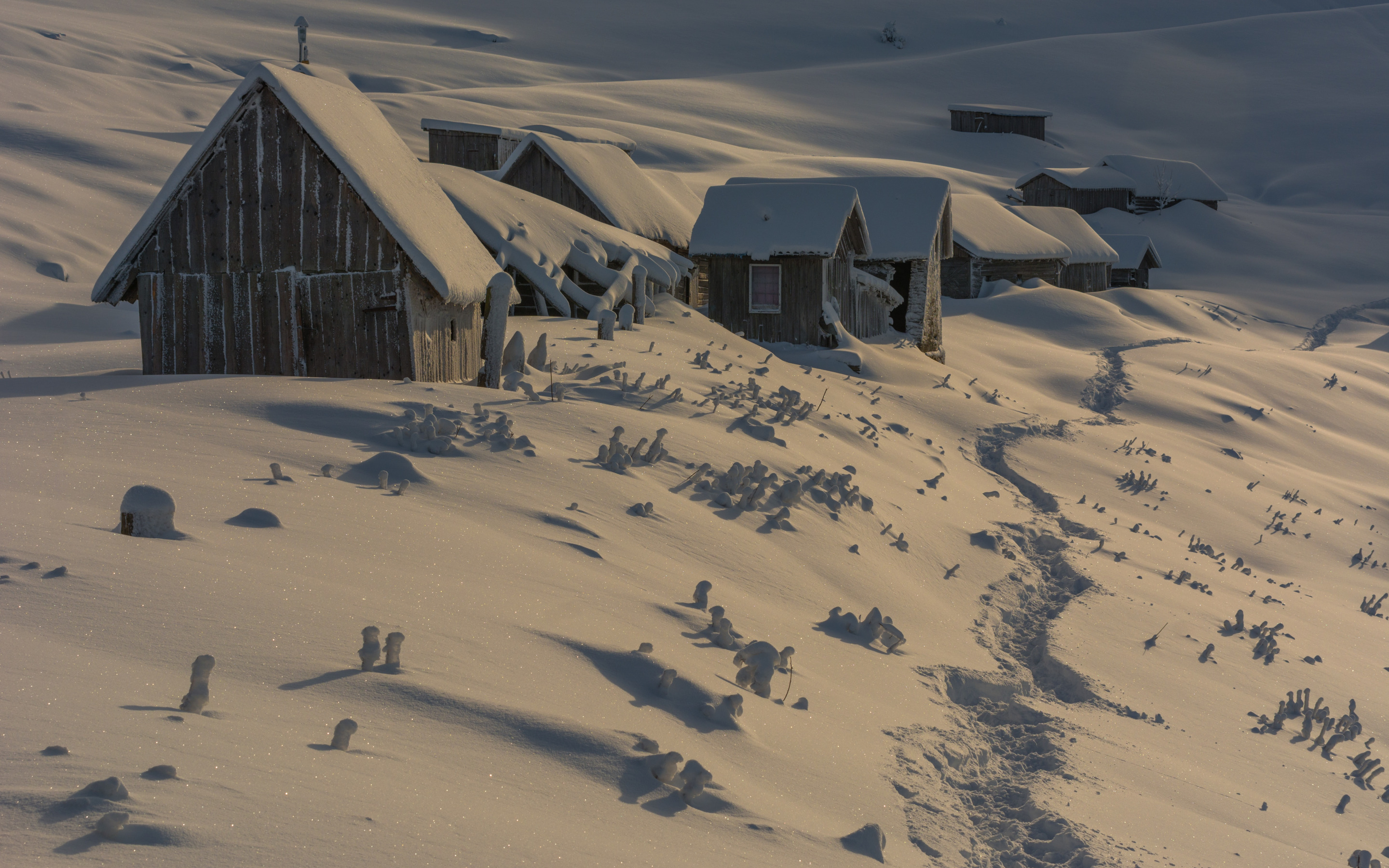 Снег холмы. Холм в деревне зимой. Деревня на Холме зима. Дом на Снежном Холме. Домик на Холме зимой.