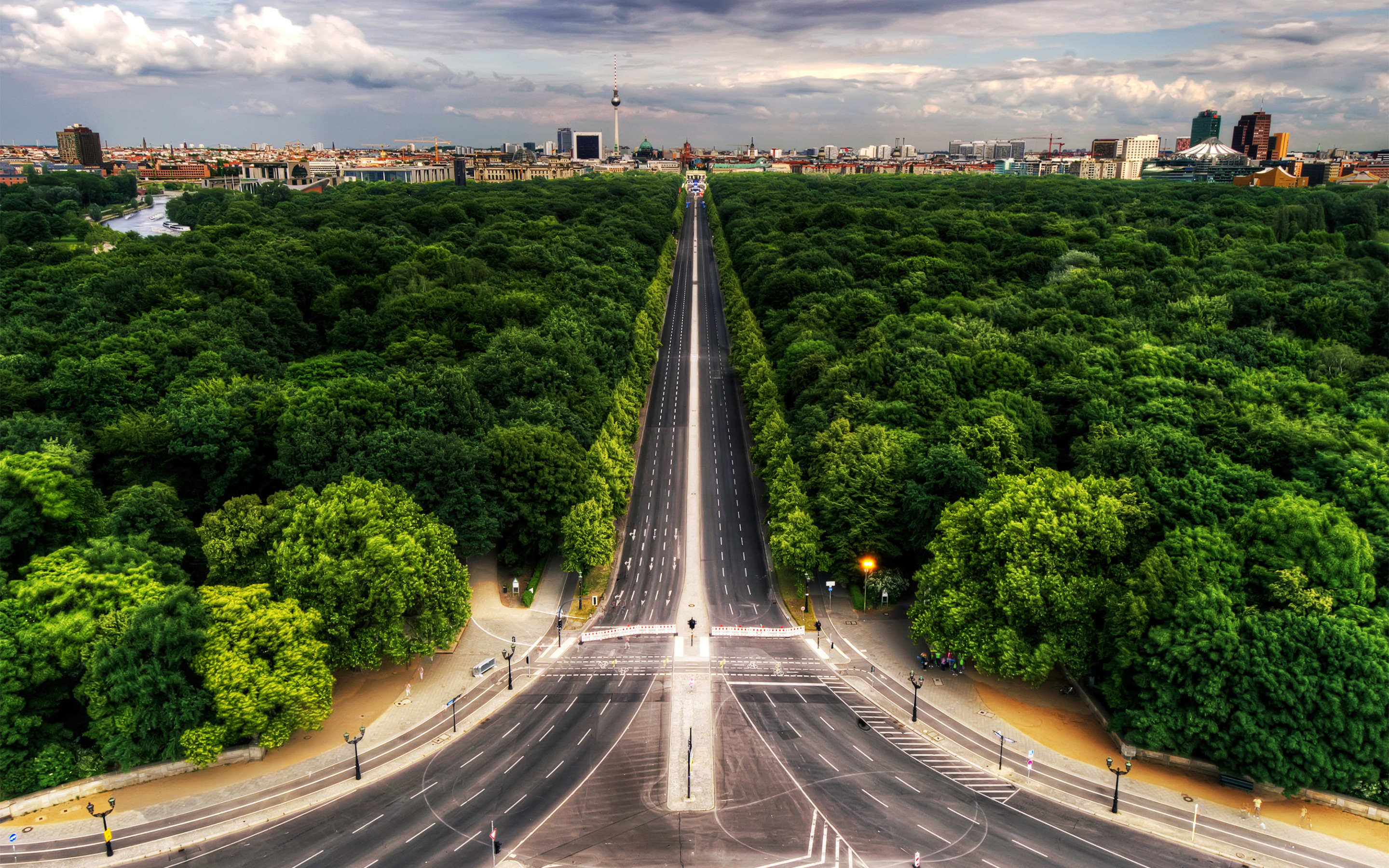 Самая длинная улица в европе. Большой Тиргартен в Берлине. Парк Тиргартен в Берлине. Парк Тиргартен в Берлине вид сверху. Тиргартен в Берлине фото.