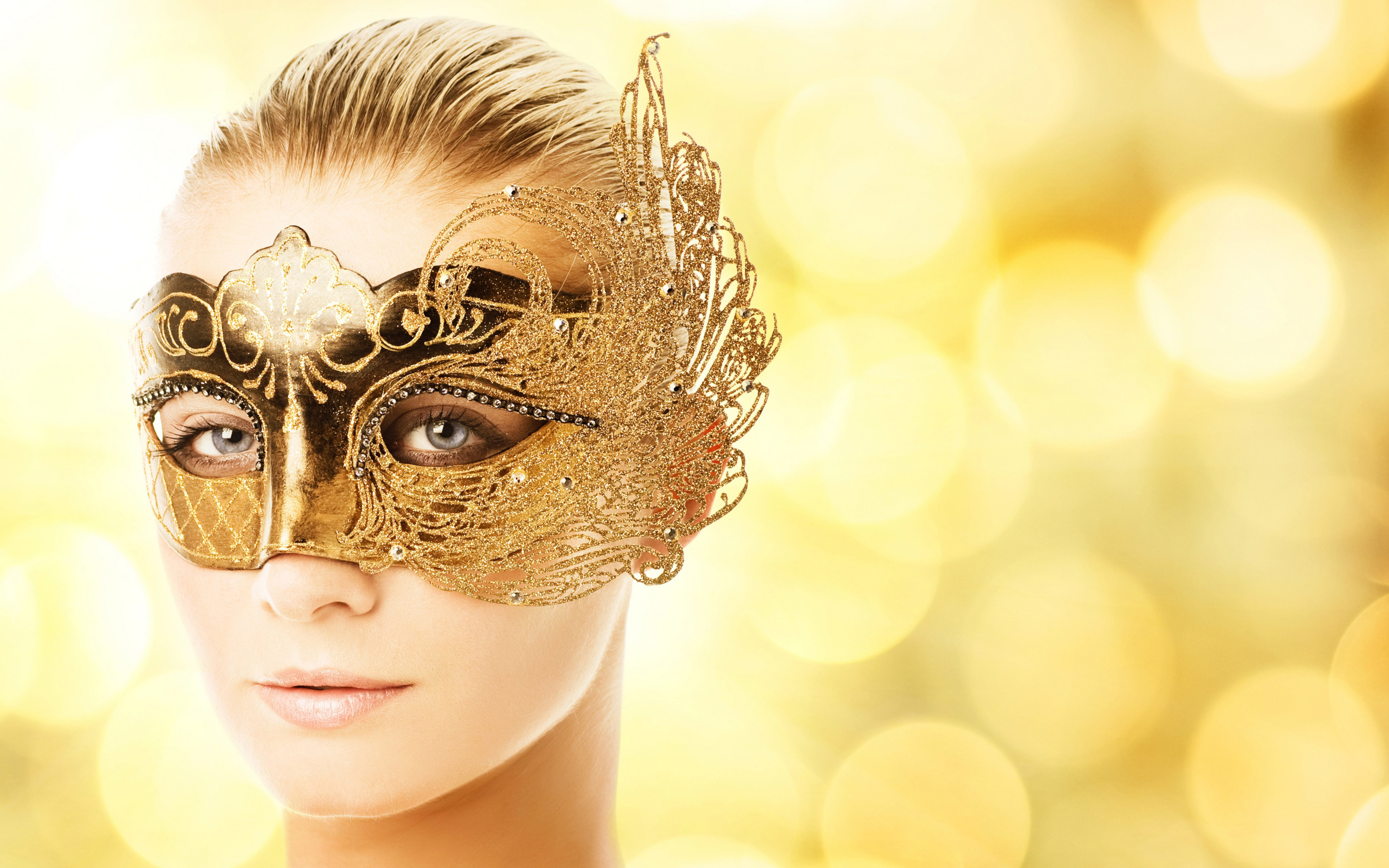 Wearing gold. Карнавальная маска. Девушка в карнавальной маске. Театральные маски. Карнавальная маска лицо.
