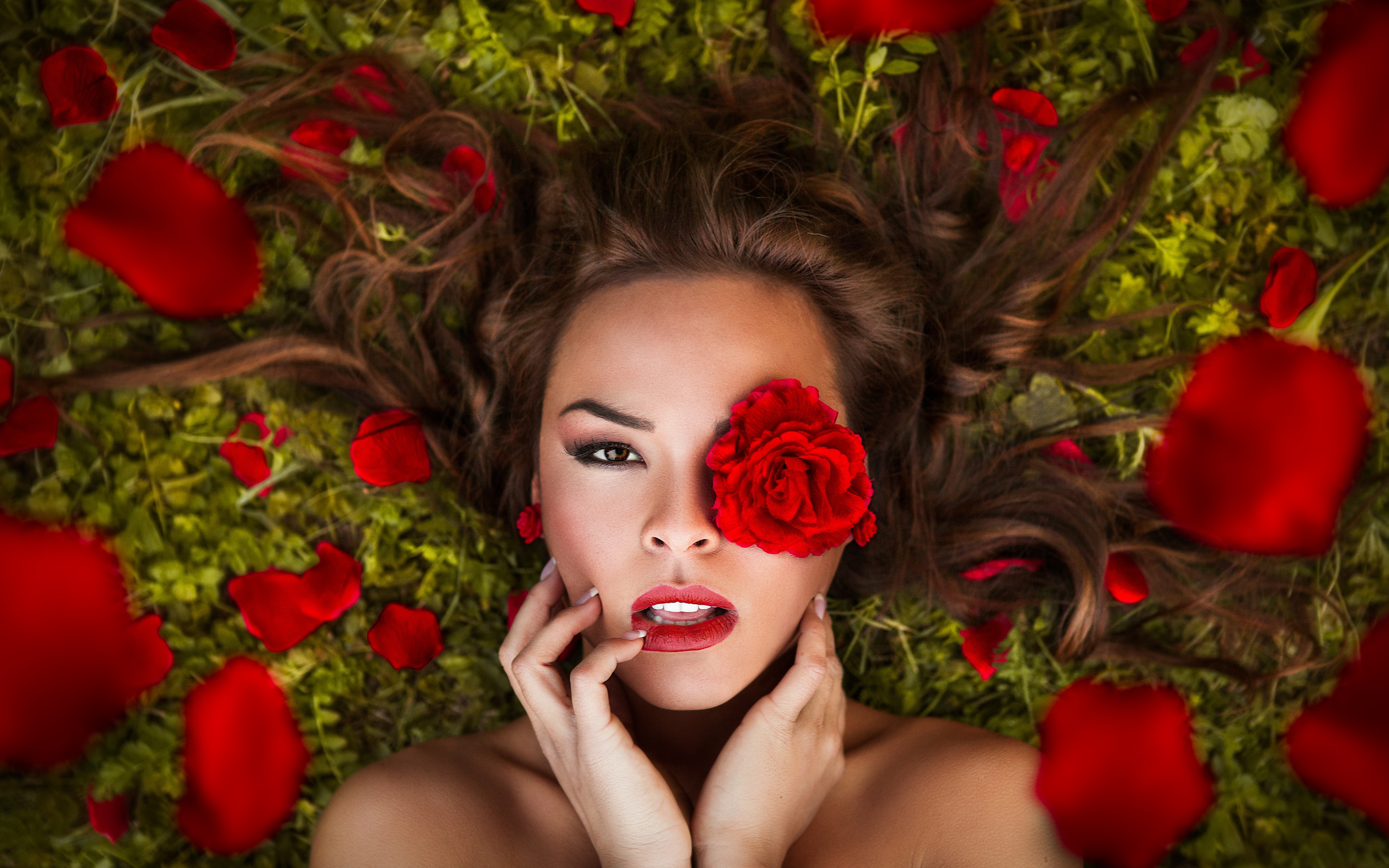 Девушка розы видео. Девушка с розой. Девушка в цветах. Фотосессия с розами. Лицо девушки в цветах.